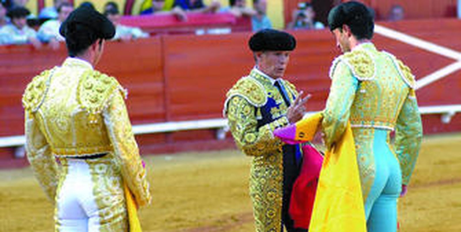 Ruiz Miguel, izquierda, dando la alternativa en Algeciras a Repullo en 2001.