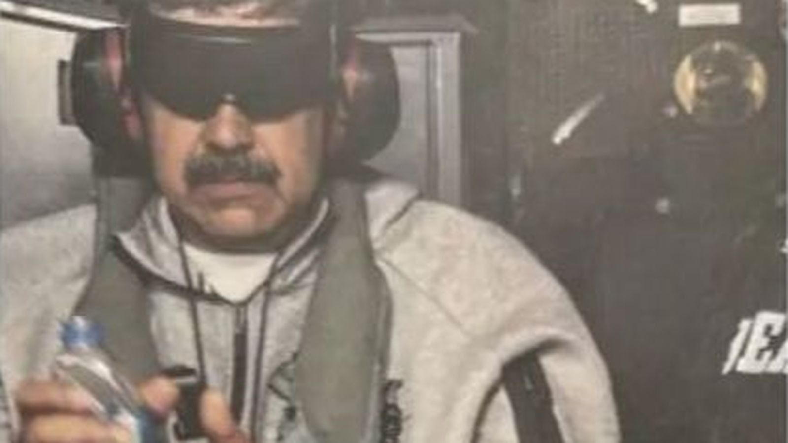 La primera imagen de Nicolás Maduro detenido difundida por Donald Trump.