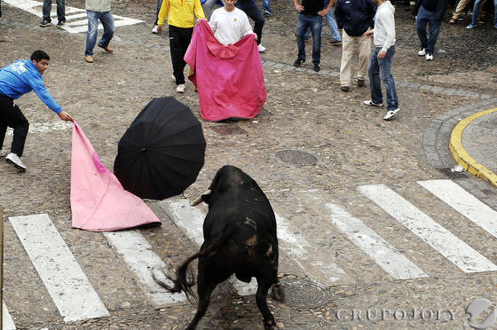 Un hombre resultó herido grave por una fuerte cornada en el abdomen en Arcos. Vejer, Paterna o Benamahoma también vivieron su fiesta

Foto: Ramon Aguilar