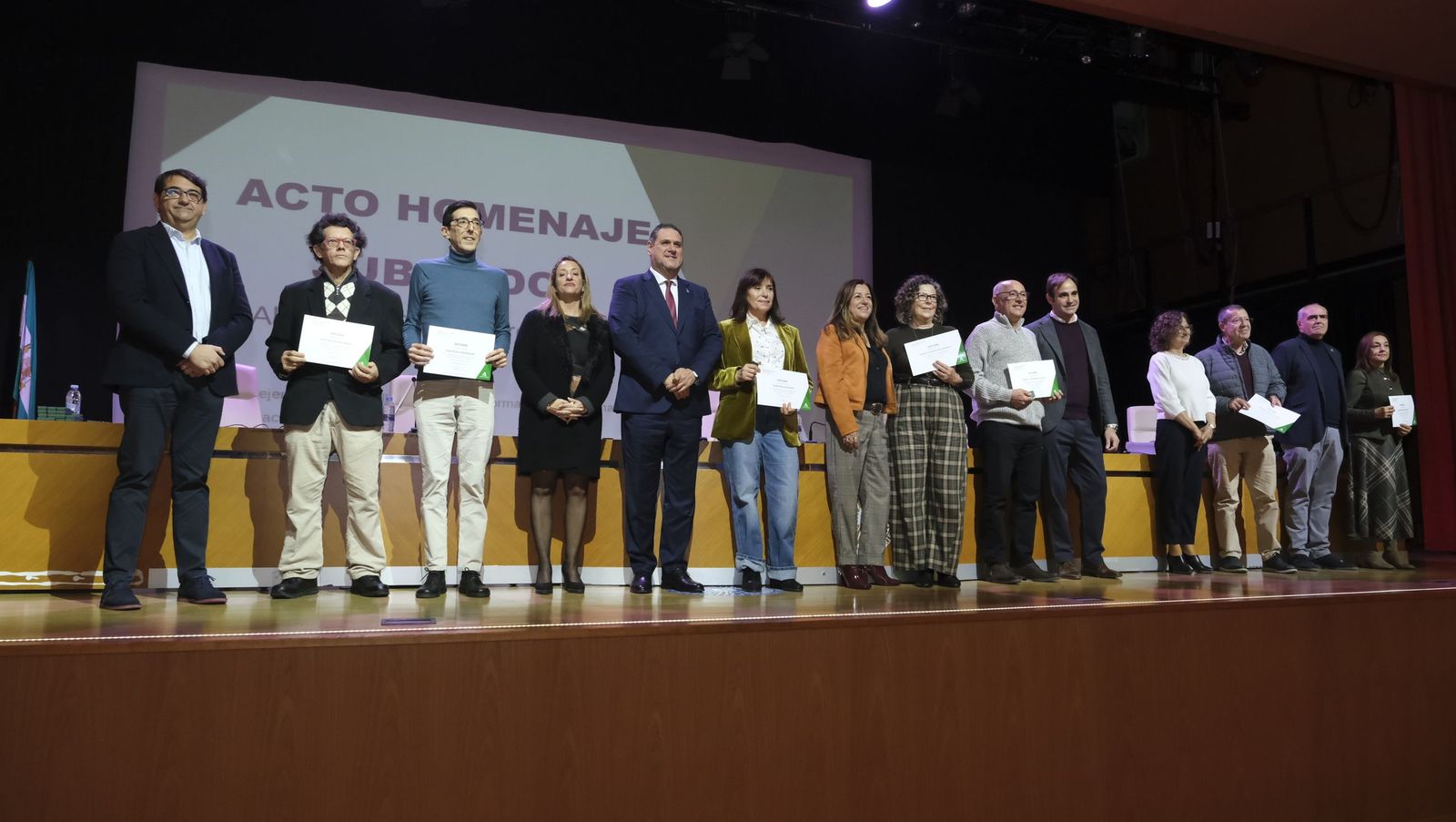 Los maestros docentes jubilados reciben su homenaje en la paraninfo de la UAL