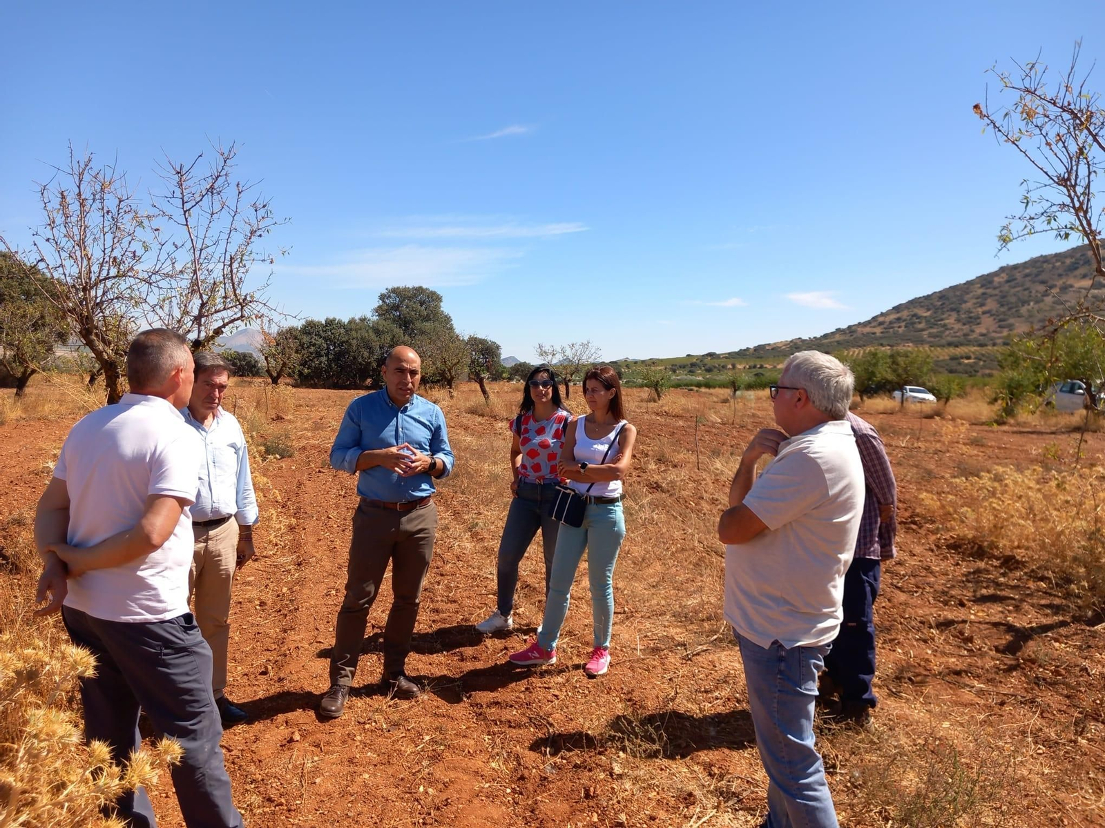 El delegado de agricultura, Antonio Mena, en la visita a una de las explotaciones.