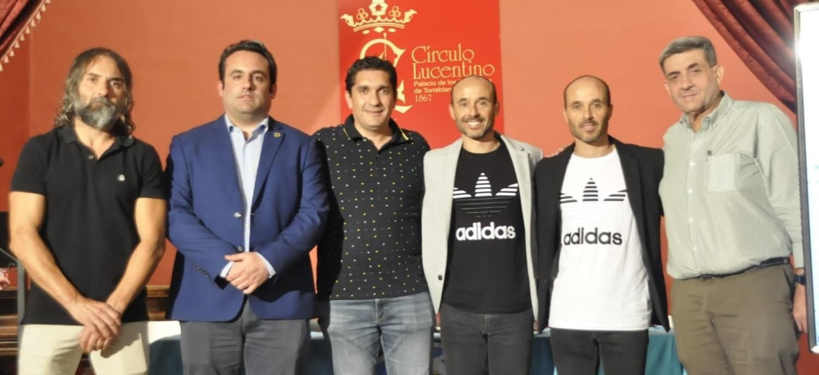 Los hermanos Carrasco posan con los directivos y  con Alberto Lora, concejal de deportes.