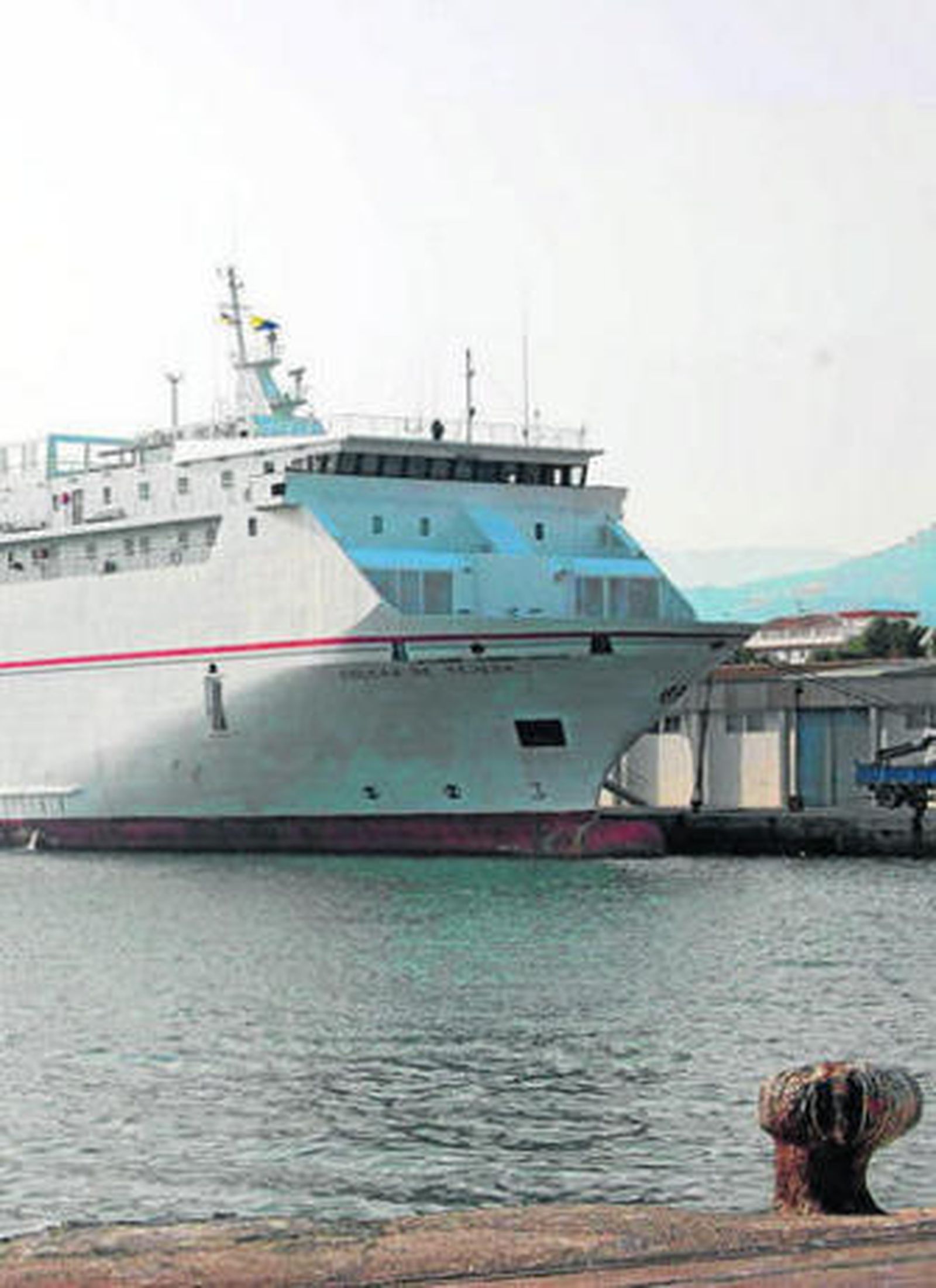 El 'Volcán de Tejeda', de la naviera Armas, en el Puerto de Motril.