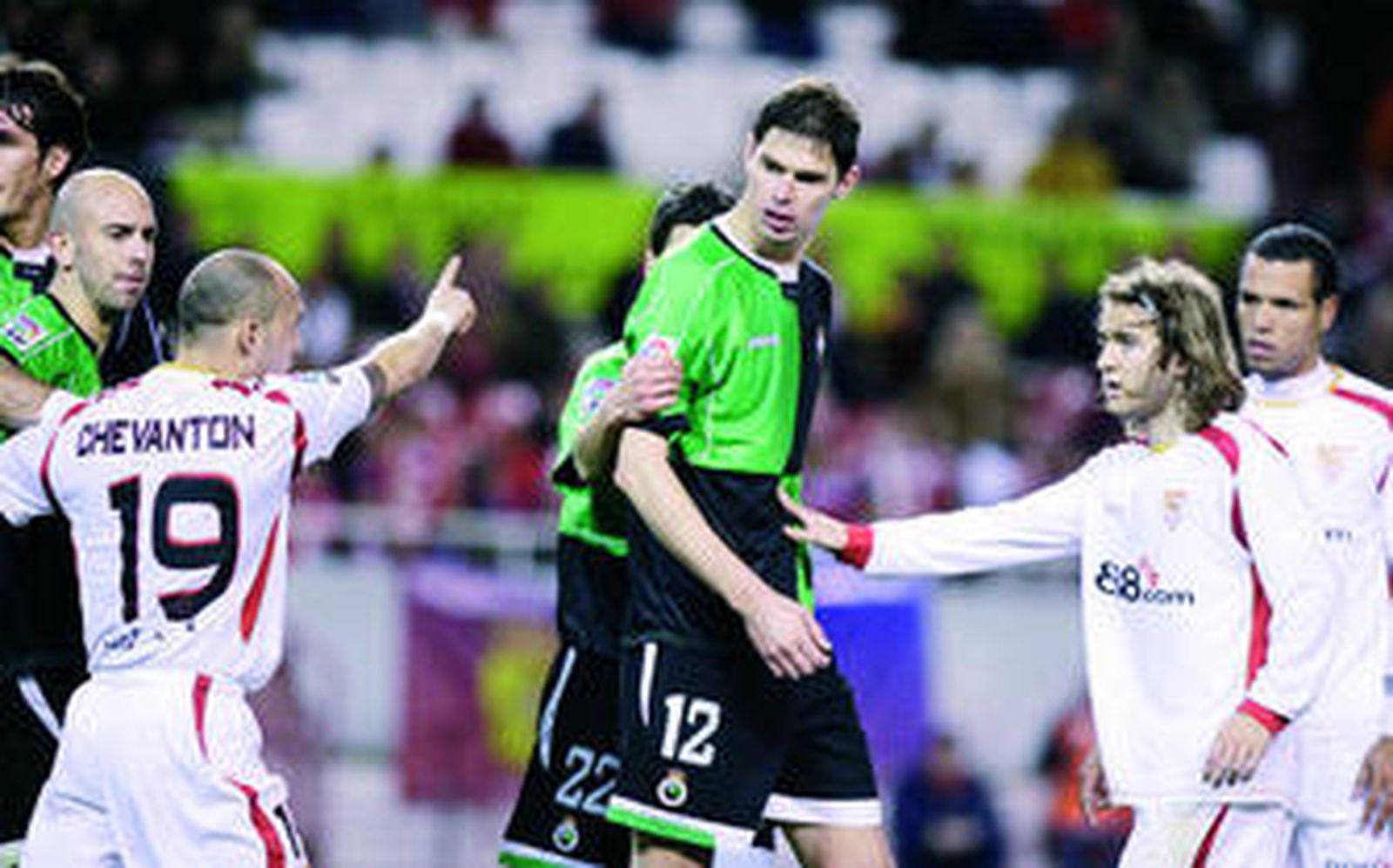 Chevantón señala con el dedo a Zigic en un enfrentamiento tan desigual como lo fue el resto del partido.