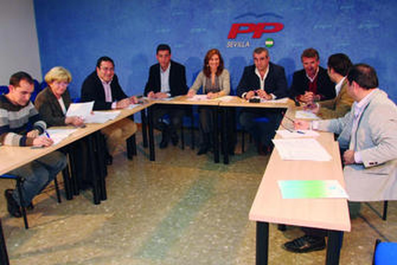 La reunión de ayer en el PP de Sevilla, presidida por Alicia Martínez.