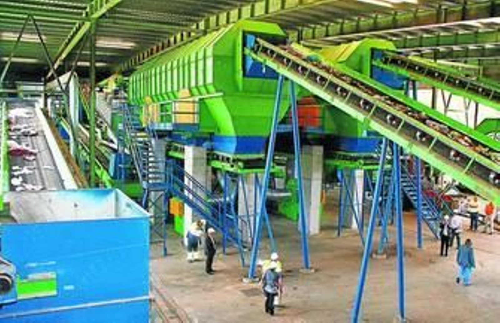 La delegación provincial observa el trabajo de los operarios en la planta de RSU. La delegación provincial observa el trabajo de los operarios en la planta de RSU.