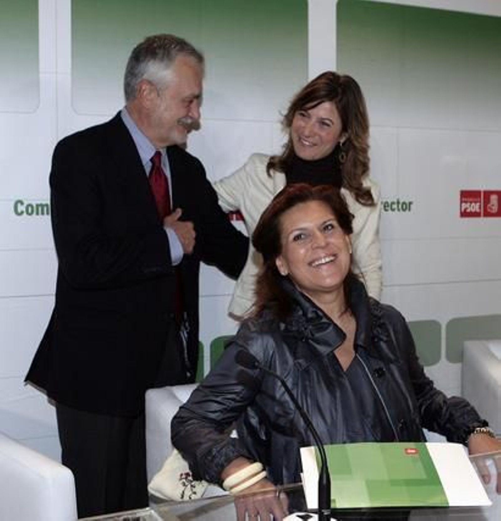 Noviembre de 2011: Griñán con Rosa Torres y Bibiana Aído. /  J.C. Muñoz
