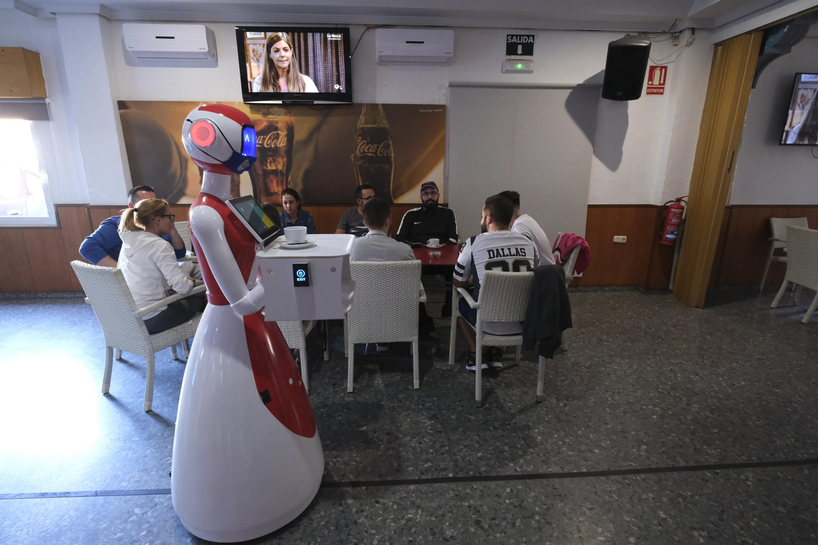 Fotogalería de Herbelita, la robot camarera de El Alquián.