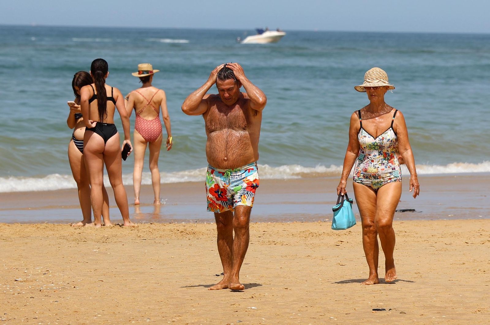 Imágenes del ambiente en las playas de Matalascañas, La Bota y Mazagón durante la mañana del domingo
