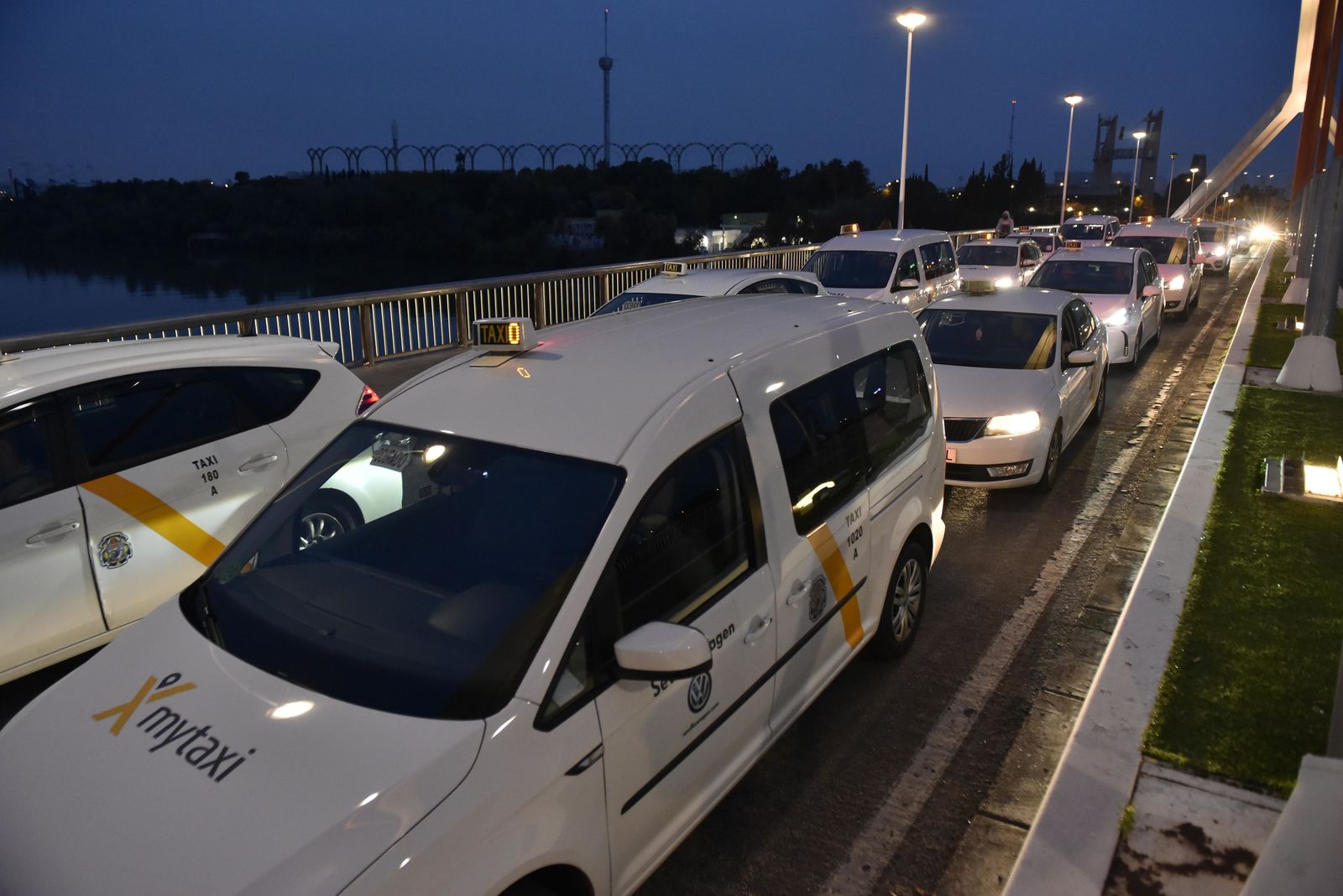 Imágenes de la manifestación de los taxistas por las avenidas de Sevilla