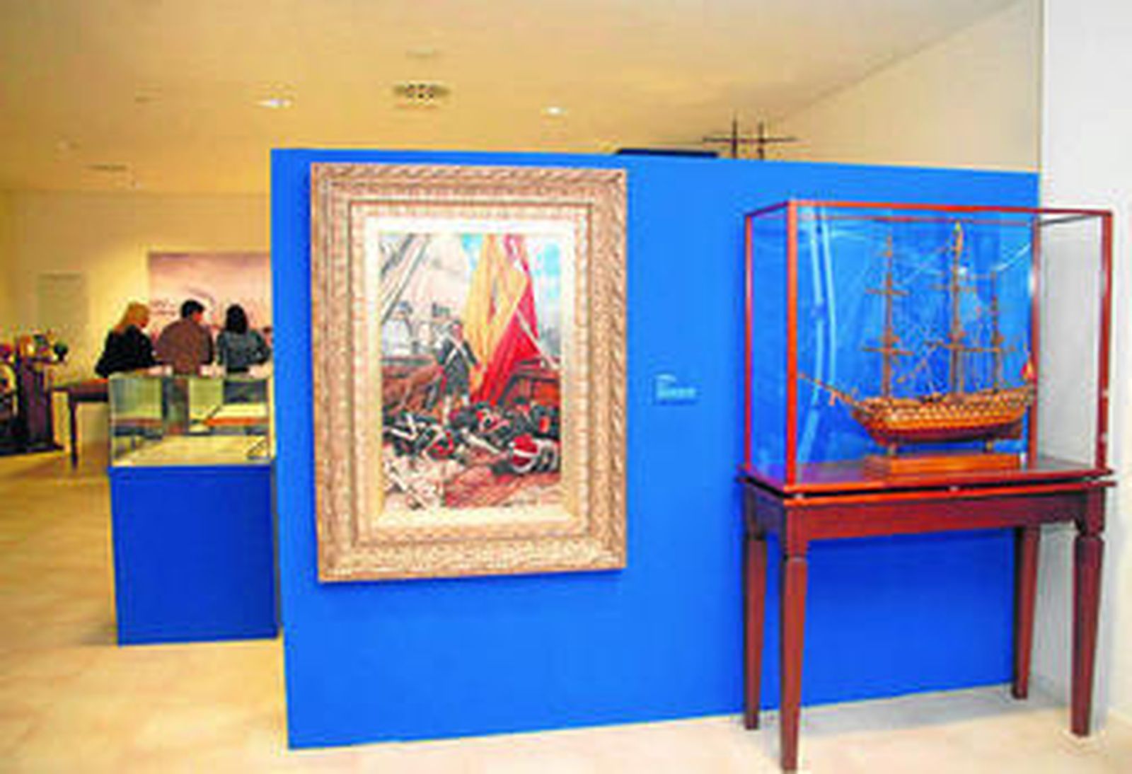 1. Las autoridades militares observan algunas de las piezas que se exponen en el Museo Naval de Capitanía. 2. Talla de la Virgen del Carmen del siglo XVI que estuvo en una de las galeras reales de la batalla de Lepanto. 3. La cabeza del primer mascarón de proa del buque escuela 'Juan Sebastián de Elcano'. 4. El cuadro 'Mi bandera', donado por el Gobierno extremeño a la Armada. 5. Detalles de un baúl de los que se entregaban a los guardiamarinas. FOTOS: rioja