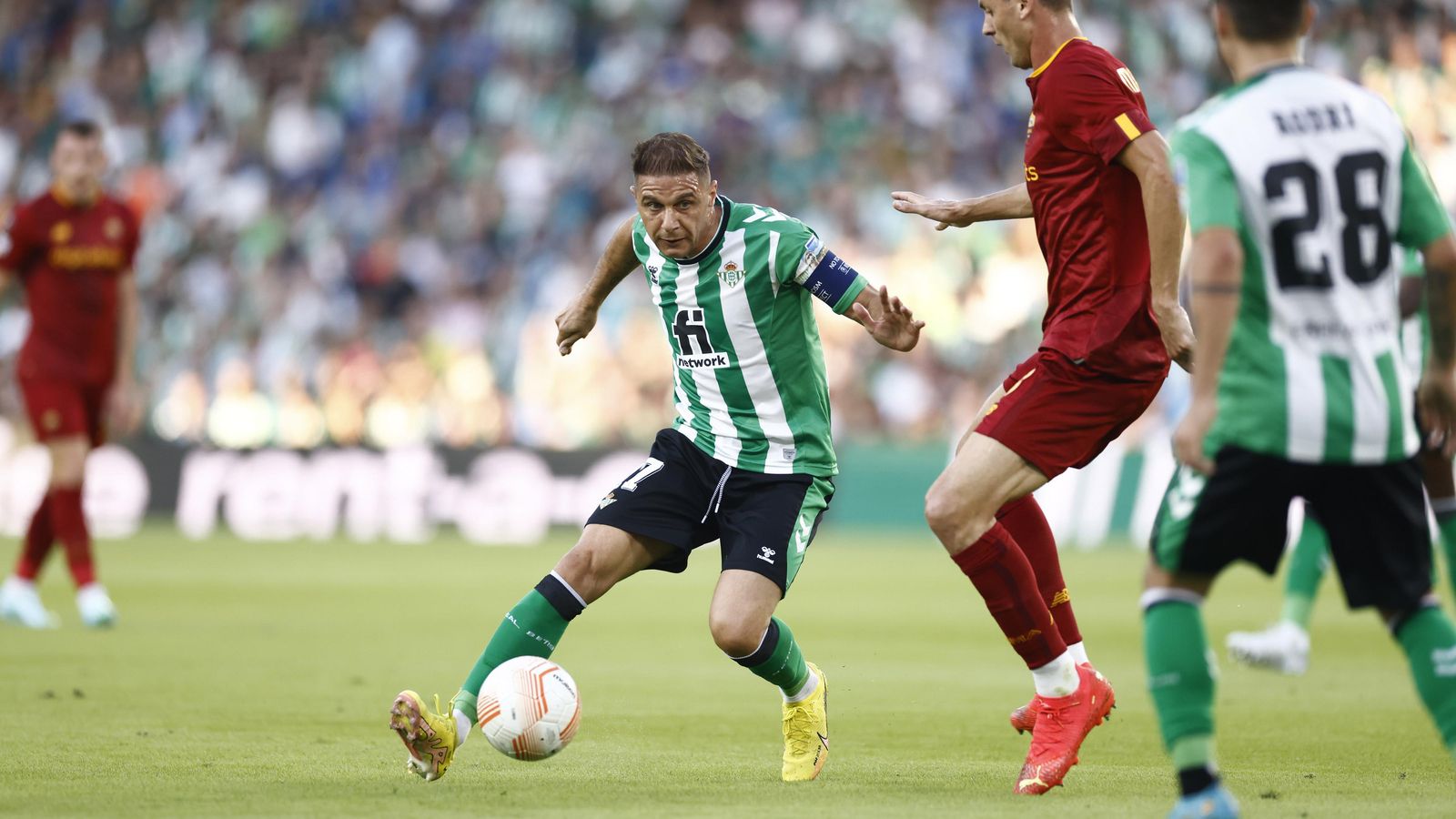 Regate de Joaquín durante el partido ante la Roma.