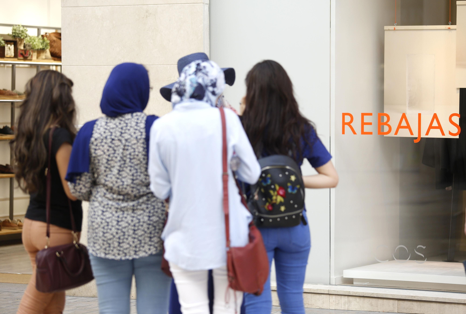 Un cartel de rebajas en una tienda de la capital.