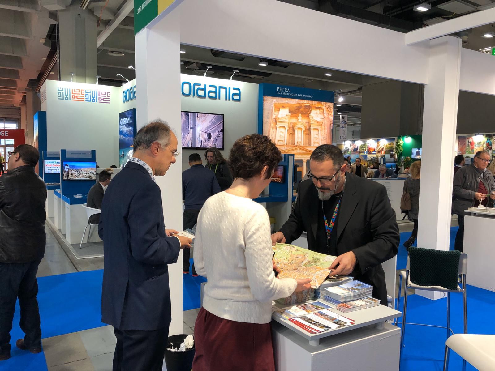 Mostrador de Granada en la feria BIT de Milán