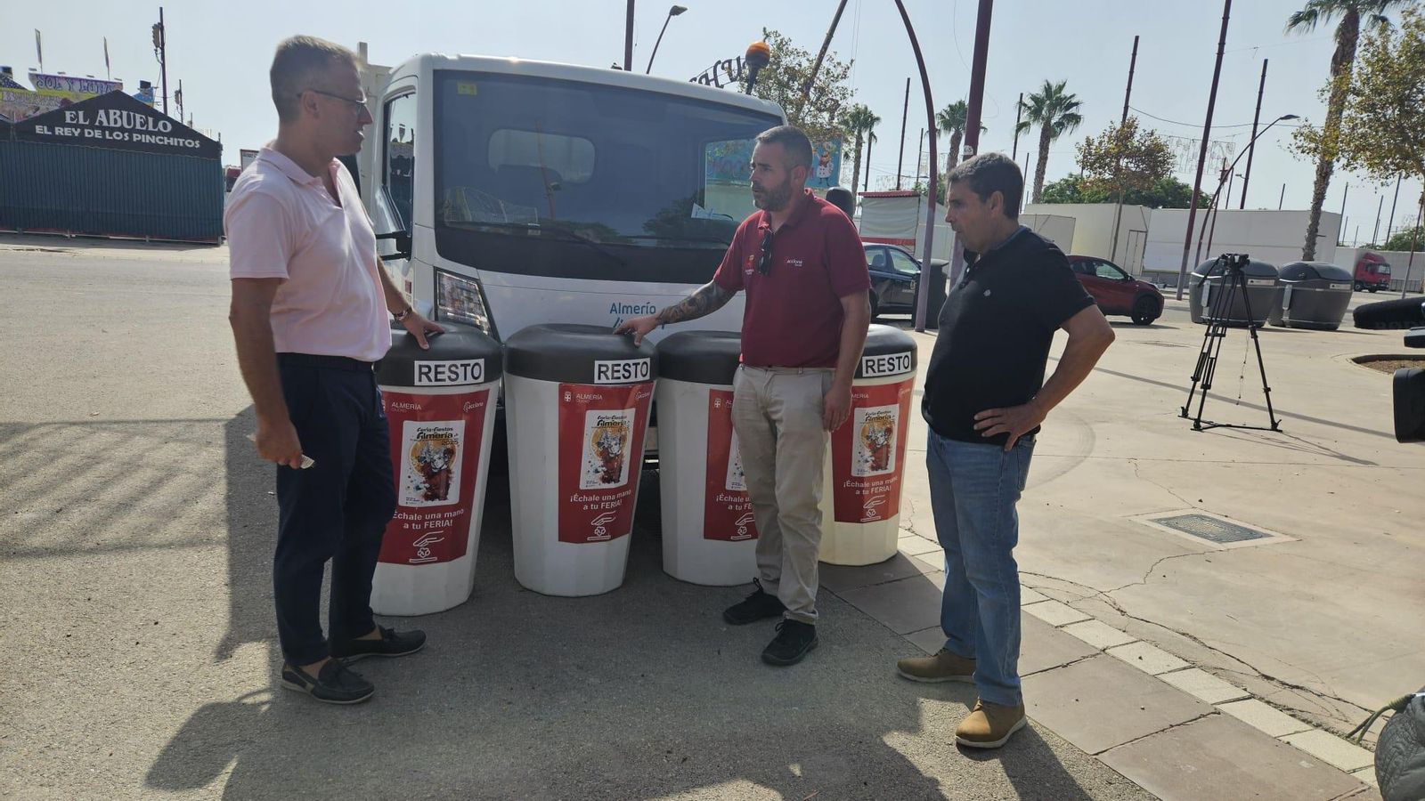 Papeleras que se van a distribuir tanto por el recinto ferial como por el centro de la ciudad para reforzar la limpieza y recordar a los ciudadanos que hay recipientes específicos para tirar basura