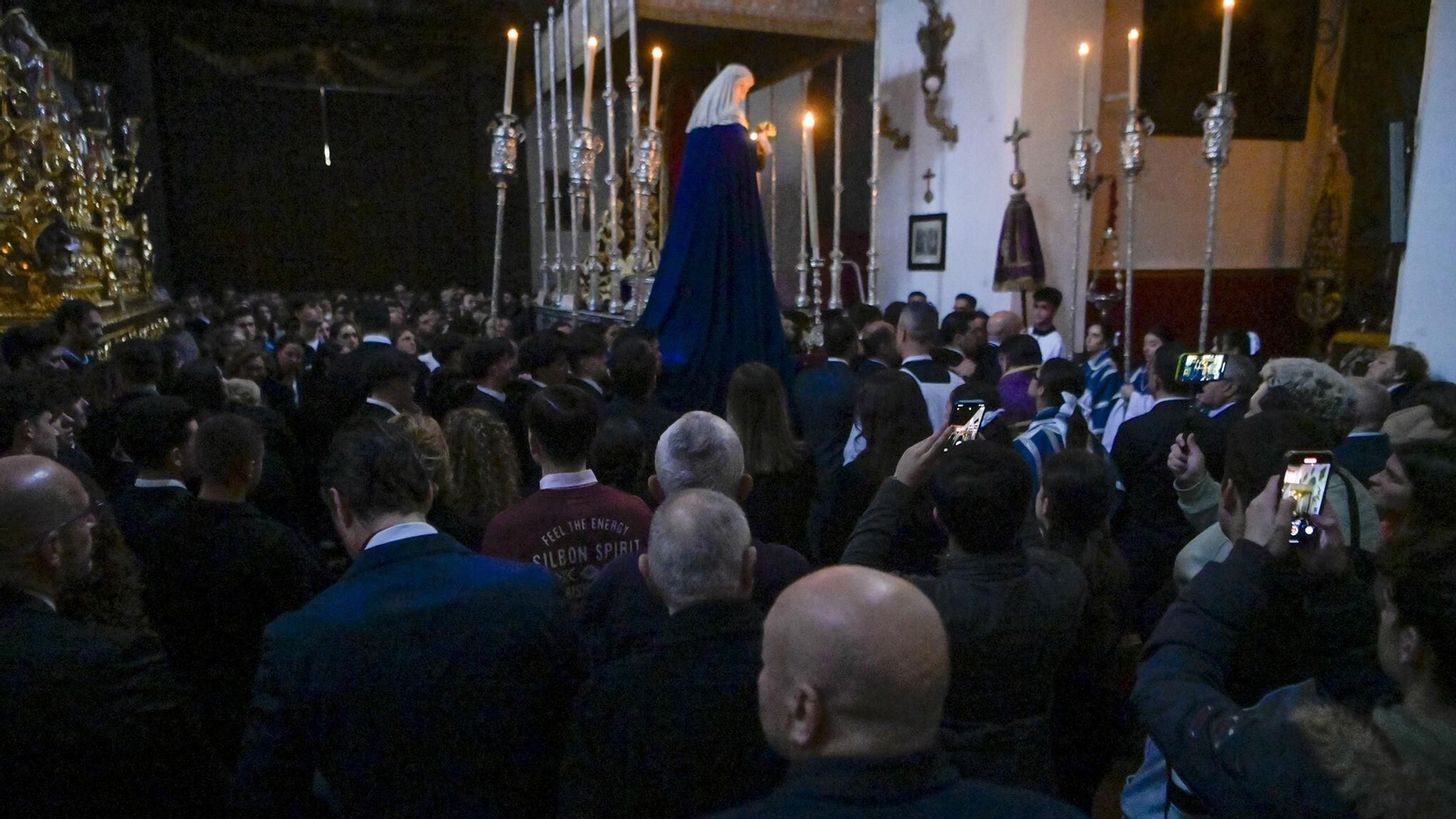 Multitudinario traslado de María Santísima de las Maravillas al paso de palio