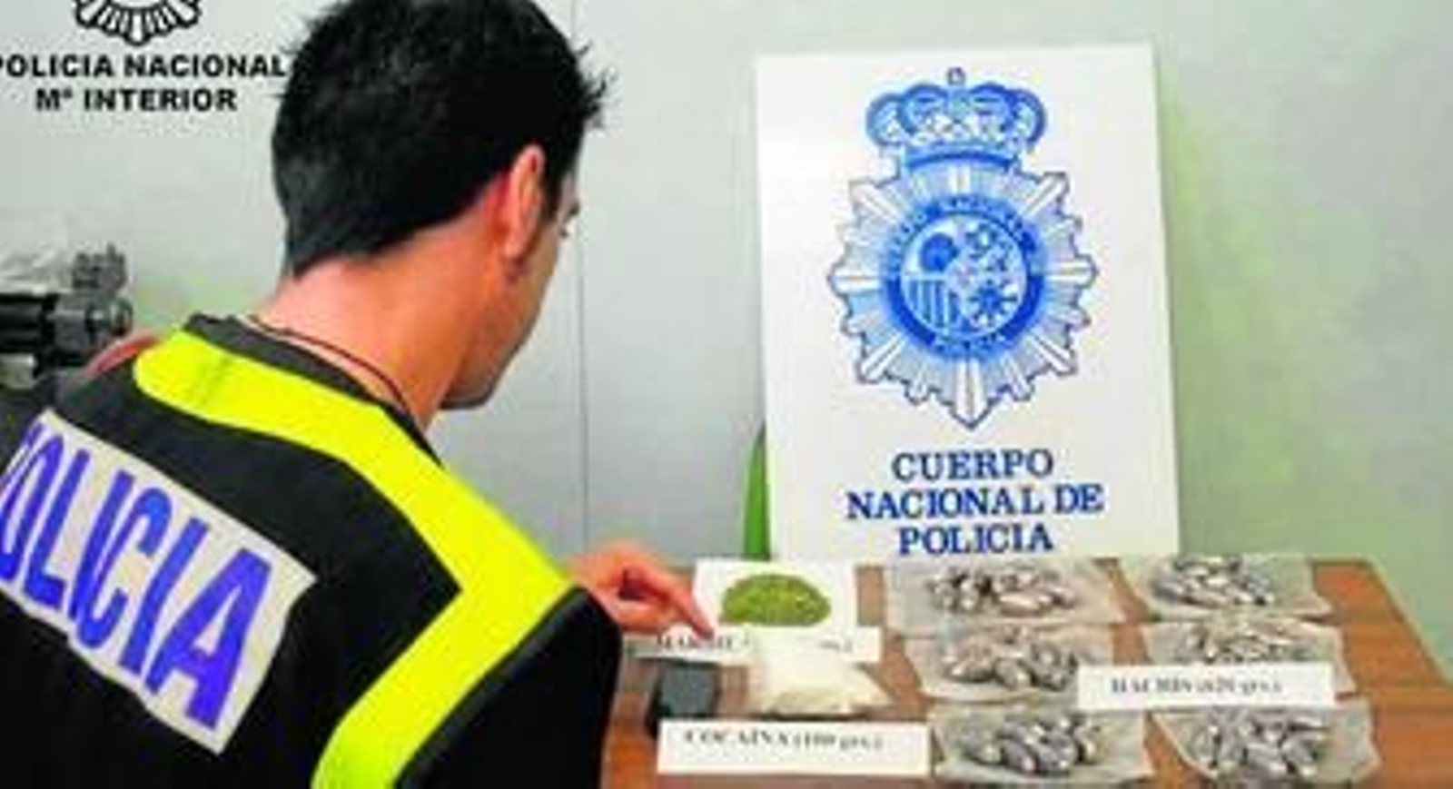La operación se ha saldado con el decomiso de 620 gramos de hachís y 100 gramos de cocaína.