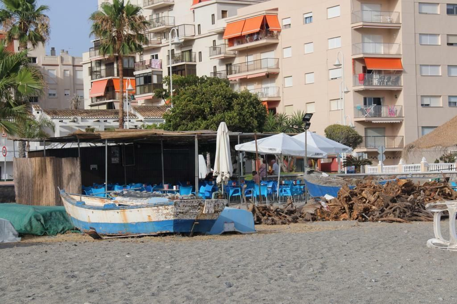 Vecinos de San Cristóbal contra el nuevo chiringuito que les ha quitado su playa