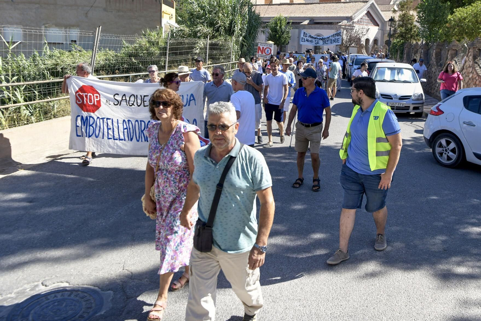 Así se han manifestado por las calles de Padul en contra de la embotelladora de Cijancos
