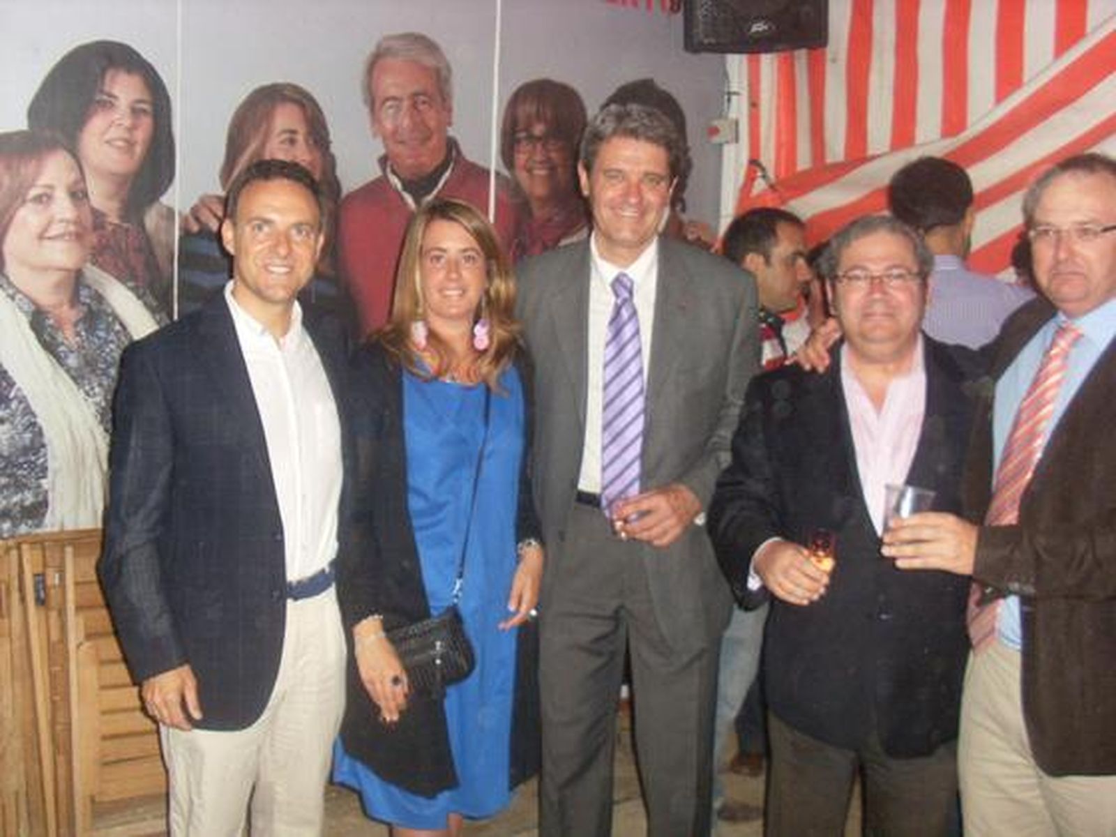 Ignacio García de Quirós e integrantes de su candidatura, junto a José maría Morillo en la caseta del PSOE.