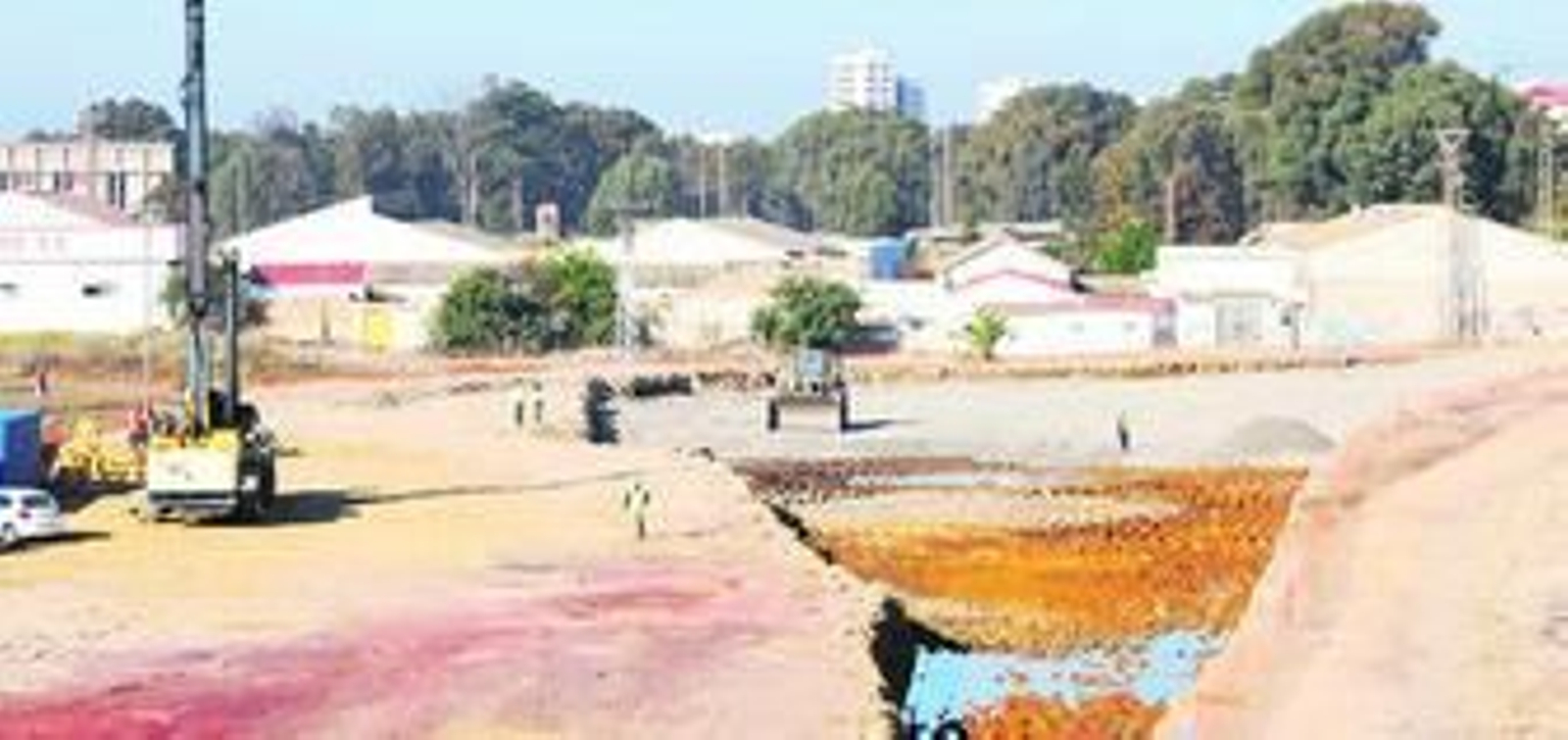 Las máquinas y operarios se aproximan desde hace dos semanas a la zona de las naves y viviendas de Las Metas.