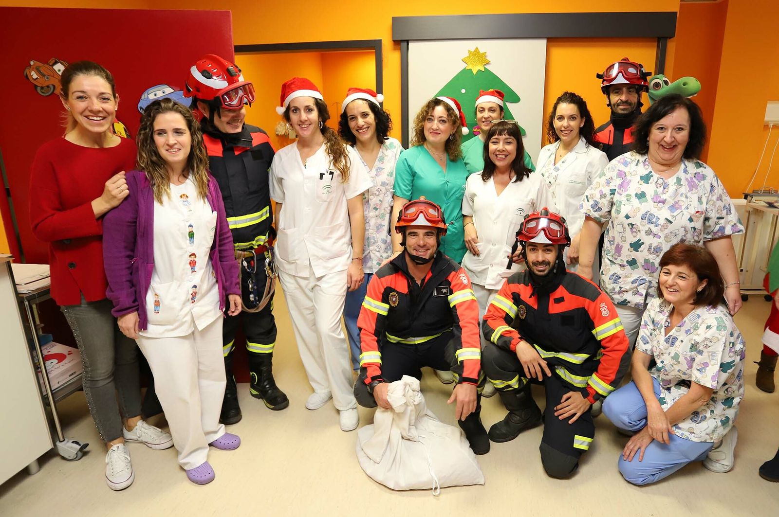 Imágenes de la visita de Papá Noel a los niños del hospital Juan Ramón Jiménez