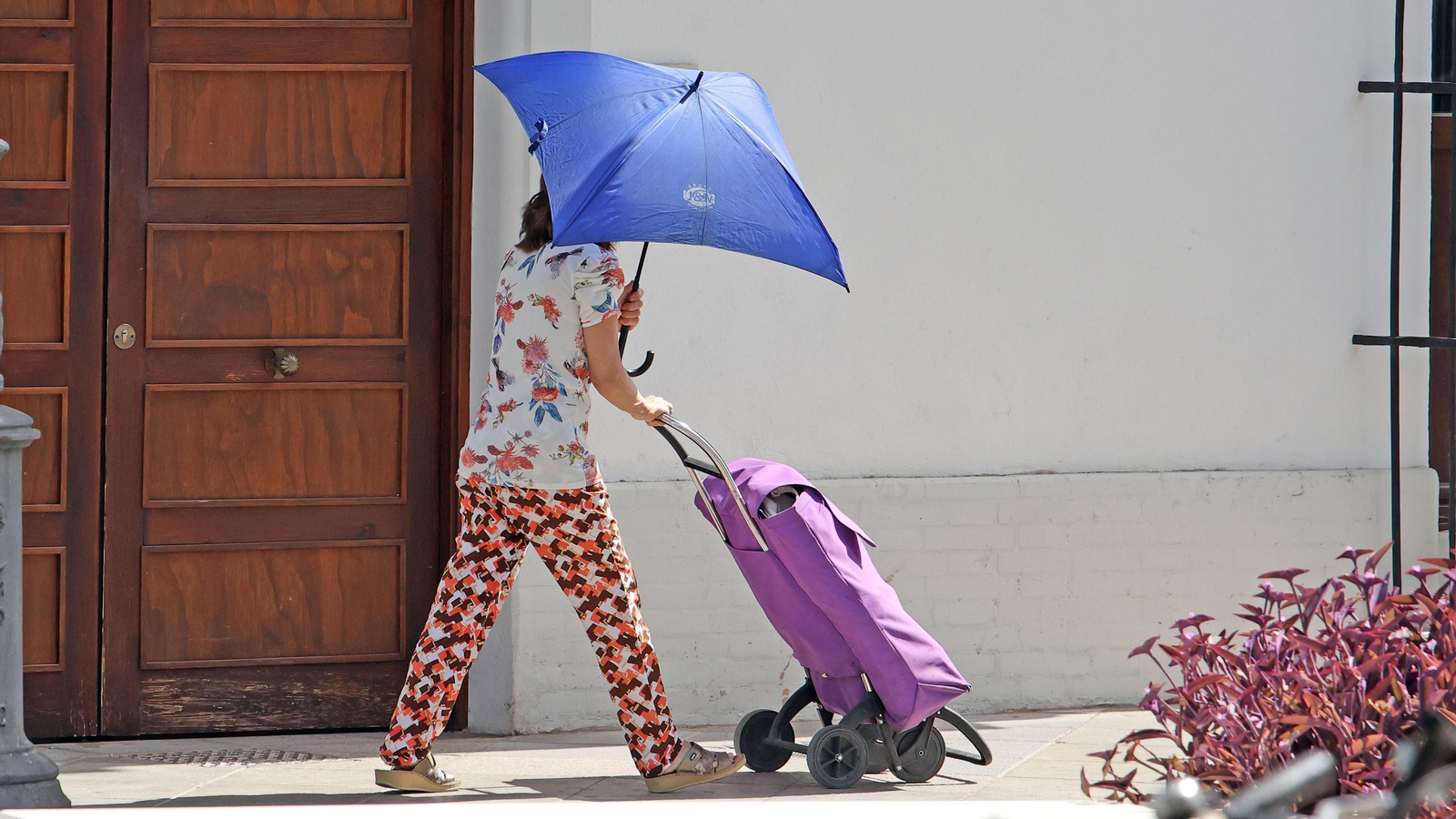 Una mujer se protege de los rayos del sol con un parasol en Jerez