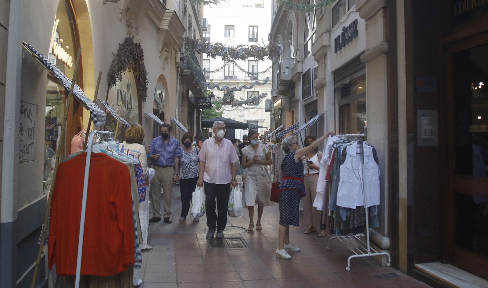 La "noche más larga" del comercio del Centro y la Judería de Córdoba, en fotografías