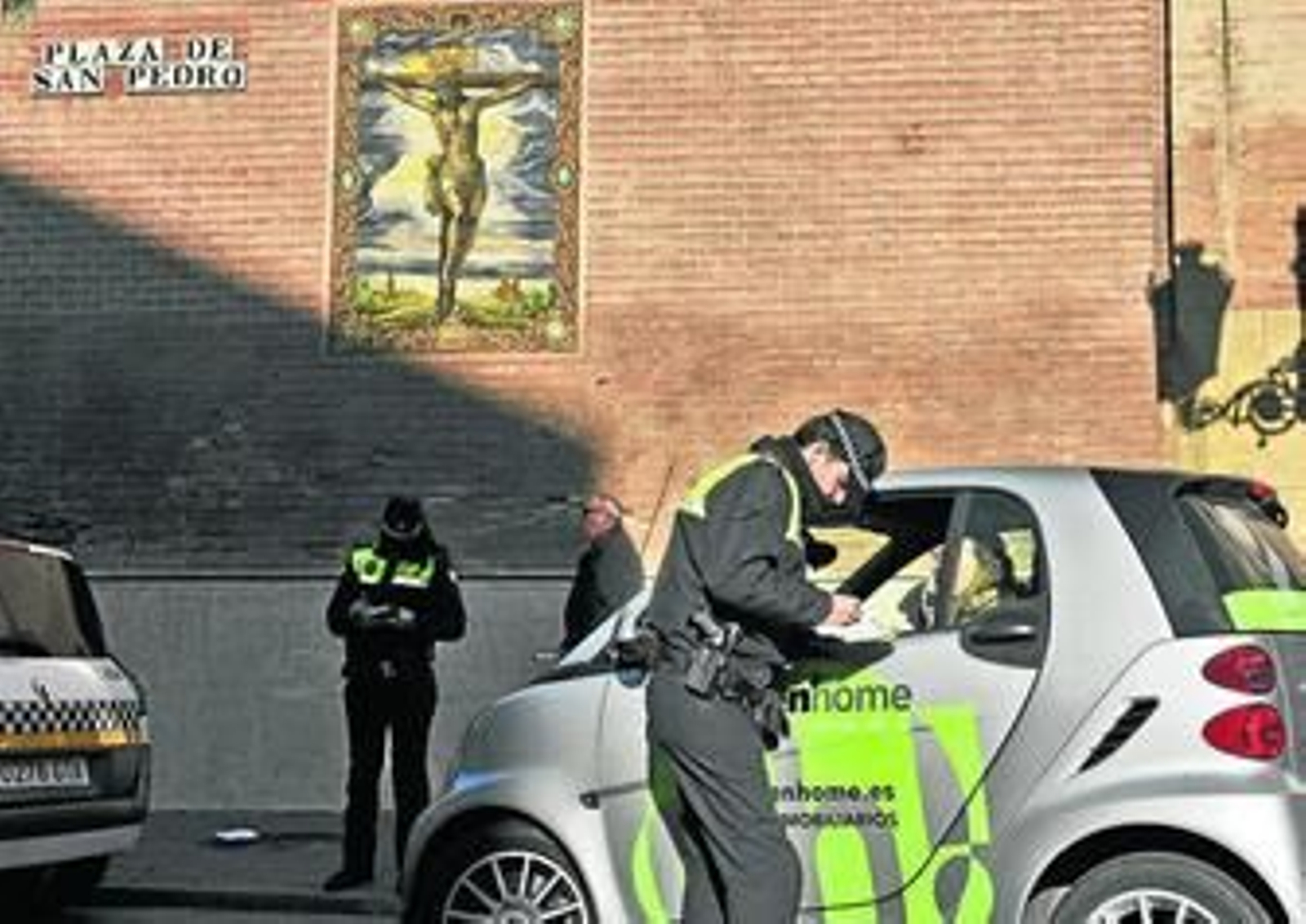 Un policía denuncia a un conductor que entró en el centro por la calle Almirante Apodaca, de acceso restringido a taxis y autobuses.