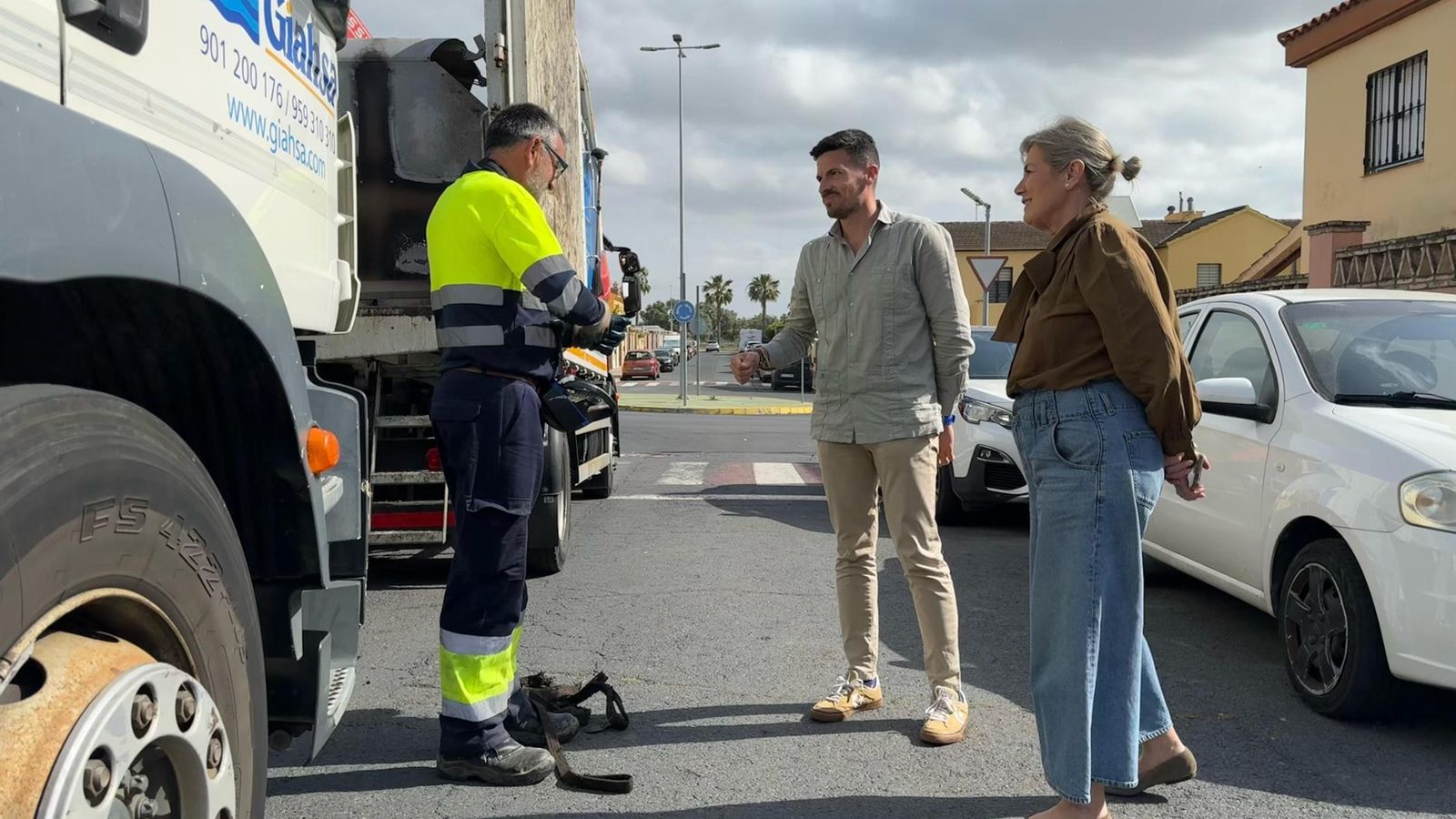 Adrián Cano y Ana Mora con un operario encargado de reponer los contenedores incendiados.