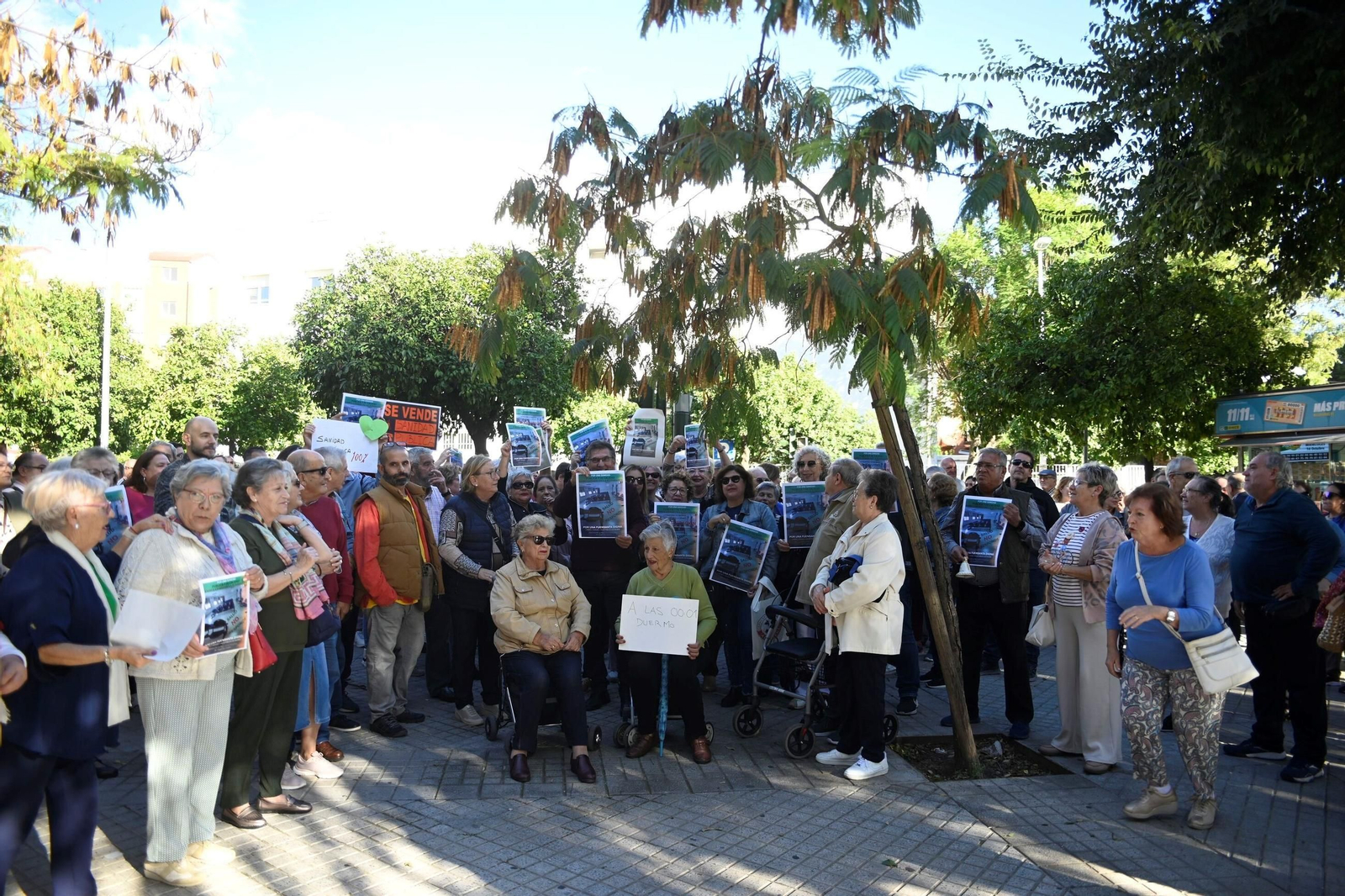 La protesta de los vecinos de la Fuensanta en defensa de la sanidad públicas, en imágenes La protesta de los vecinos de la Fuensanta en defensa de la sanidad públicas, en imágenes