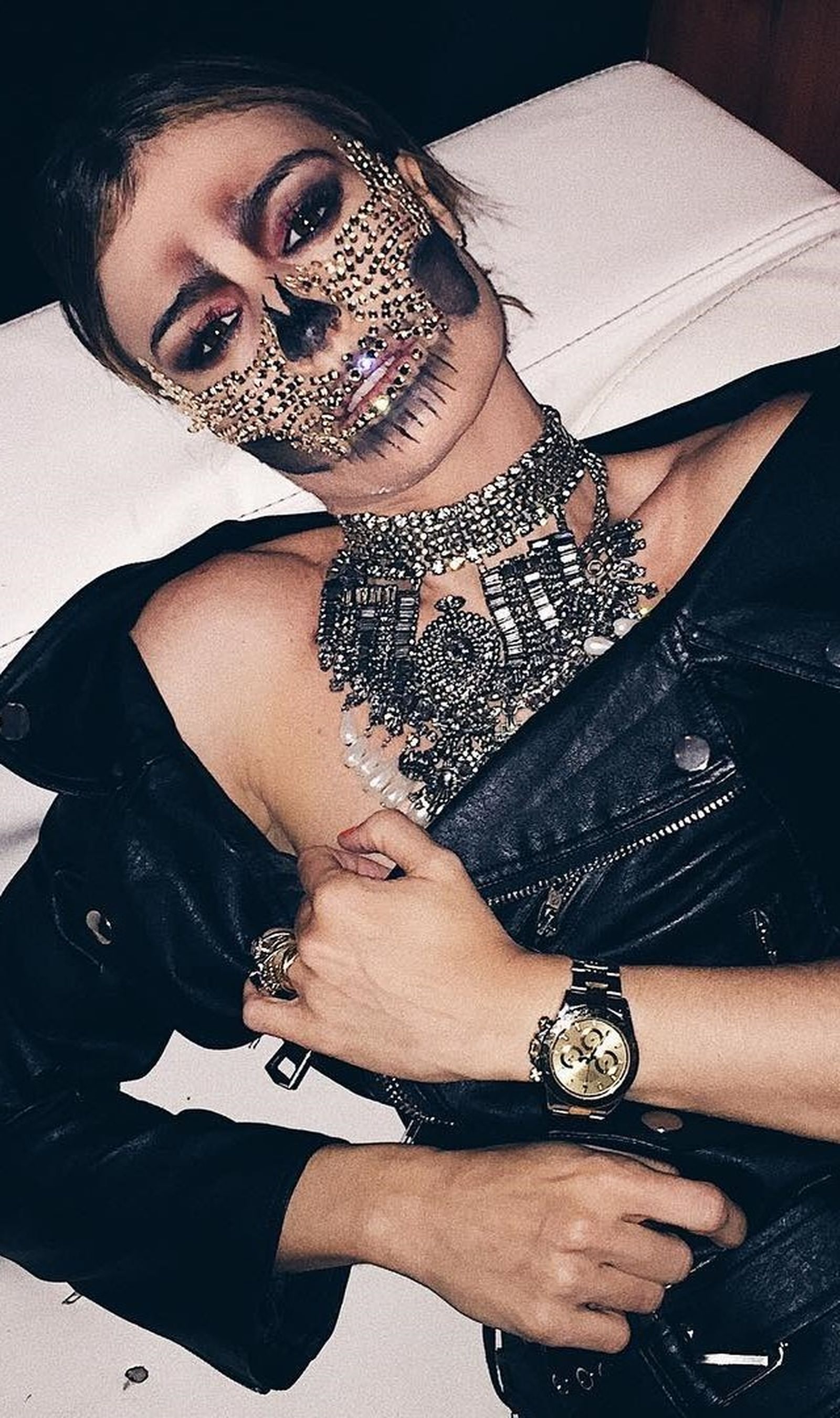 Maquillaje de calavera con apliques brillantes, de @madamederosa