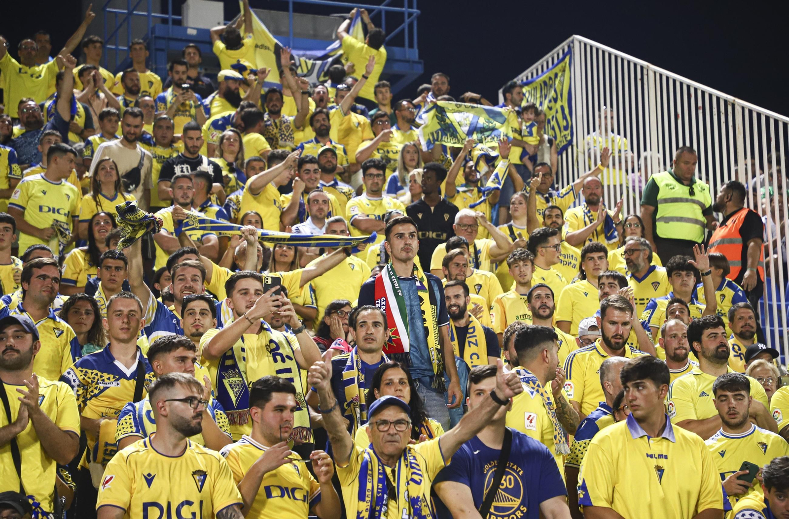 Aficionados del Cádiz animan al equipo en un partido.