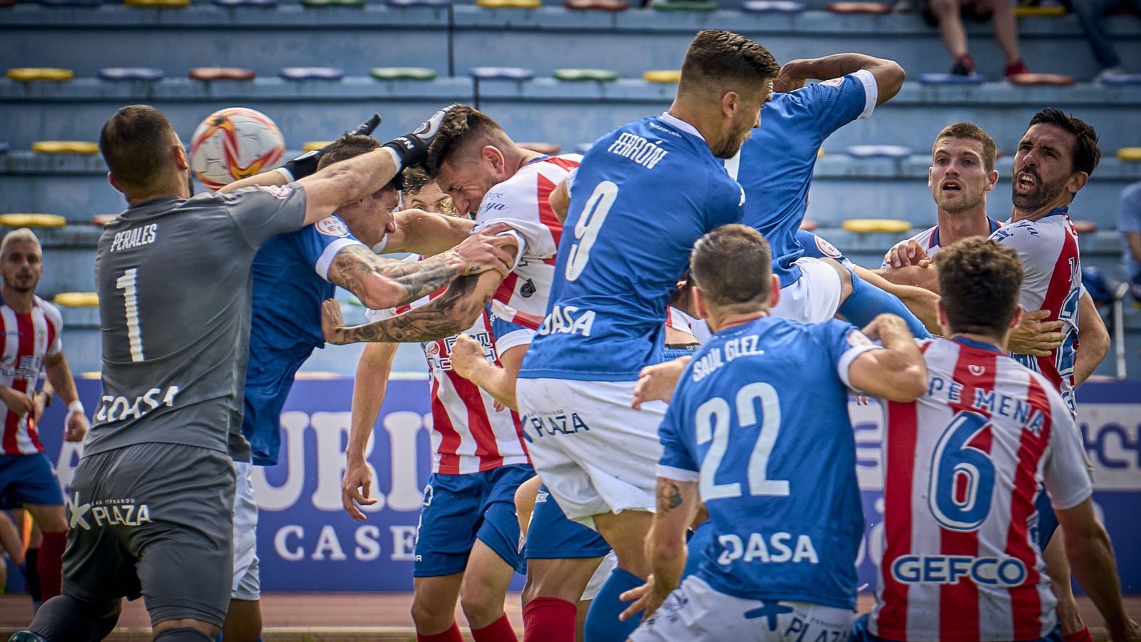 Perales se lleva por delante a compañeros y rivales en una salida para despejar de puños.