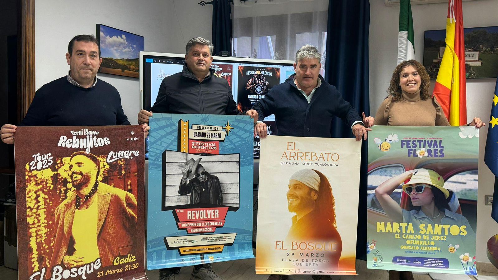 Los organizadores y colaboradores de los conciertos de El Bosque, posando con los carteles Los organizadores y colaboradores de los conciertos de El Bosque, posando con los carteles