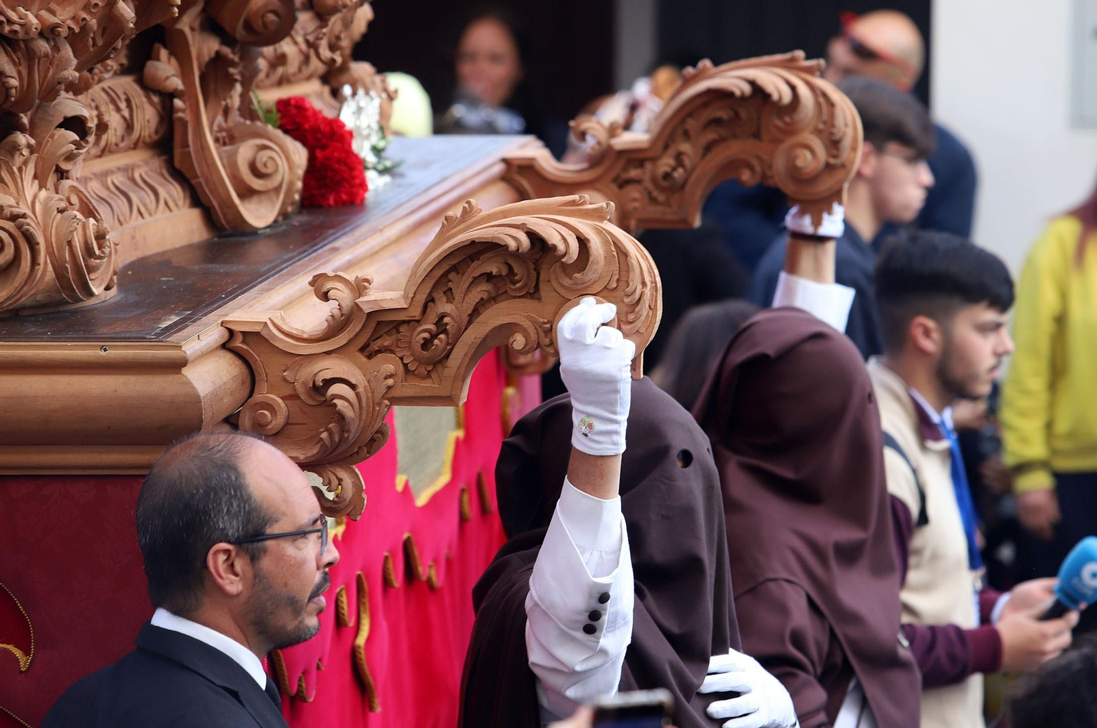 Imágenes de la procesión de La Sentencia por las calles de Huelva