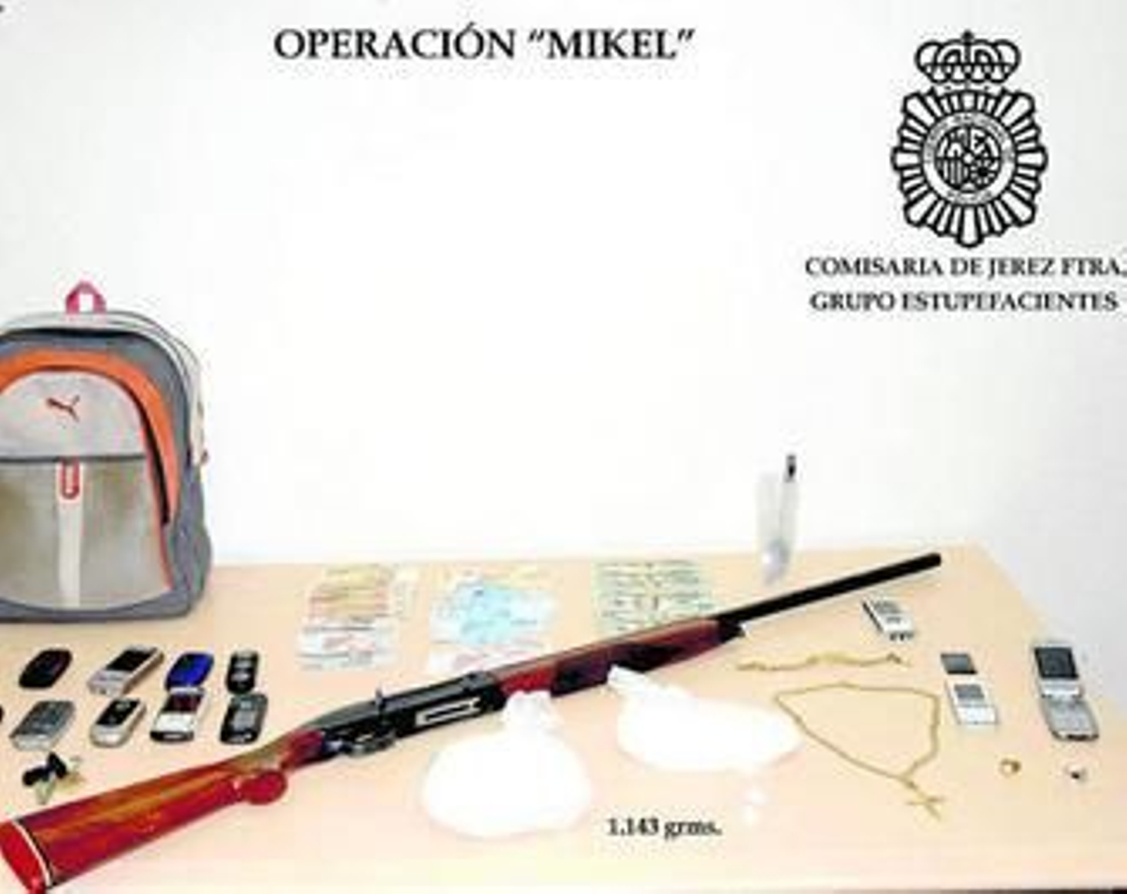 Imagen de la droga incautada, así como la escopeta, joyas, teléfonos móviles, dinero y la mochila.