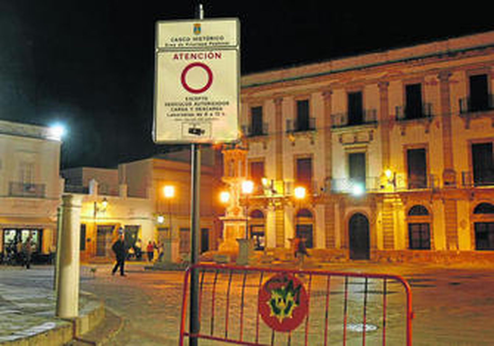Uno de los carteles que advierte de la presencia de cámaras en el casco histórico de la localidad, en concreto en la Plaza de España.