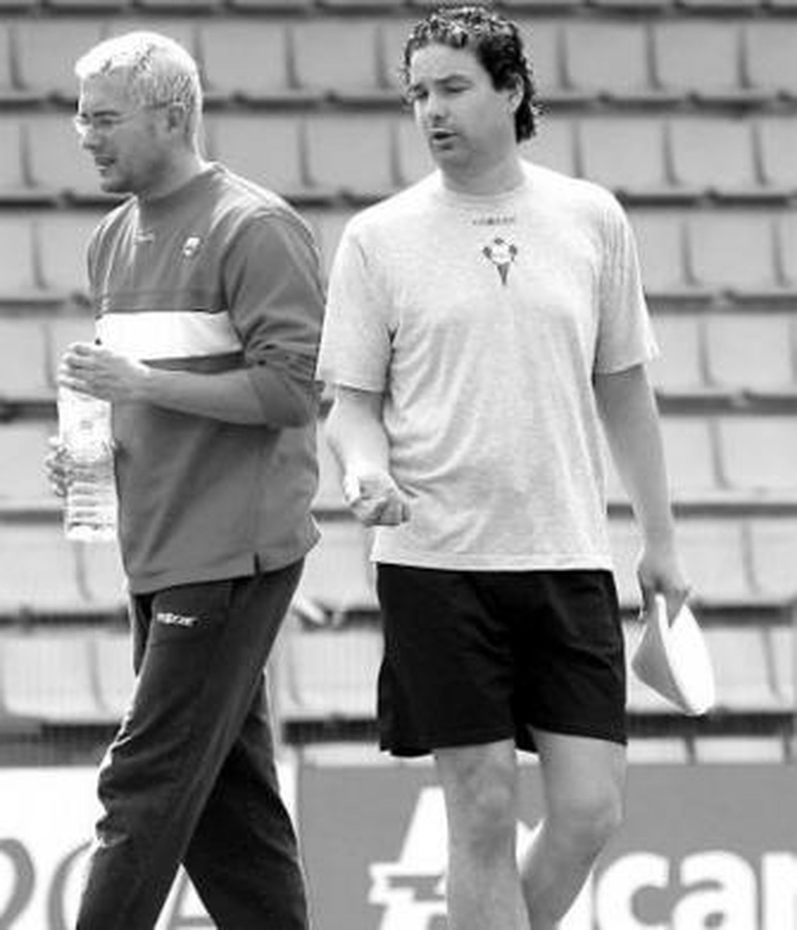 Juan Veiga conversa con un ayudante en un entrenamiento.