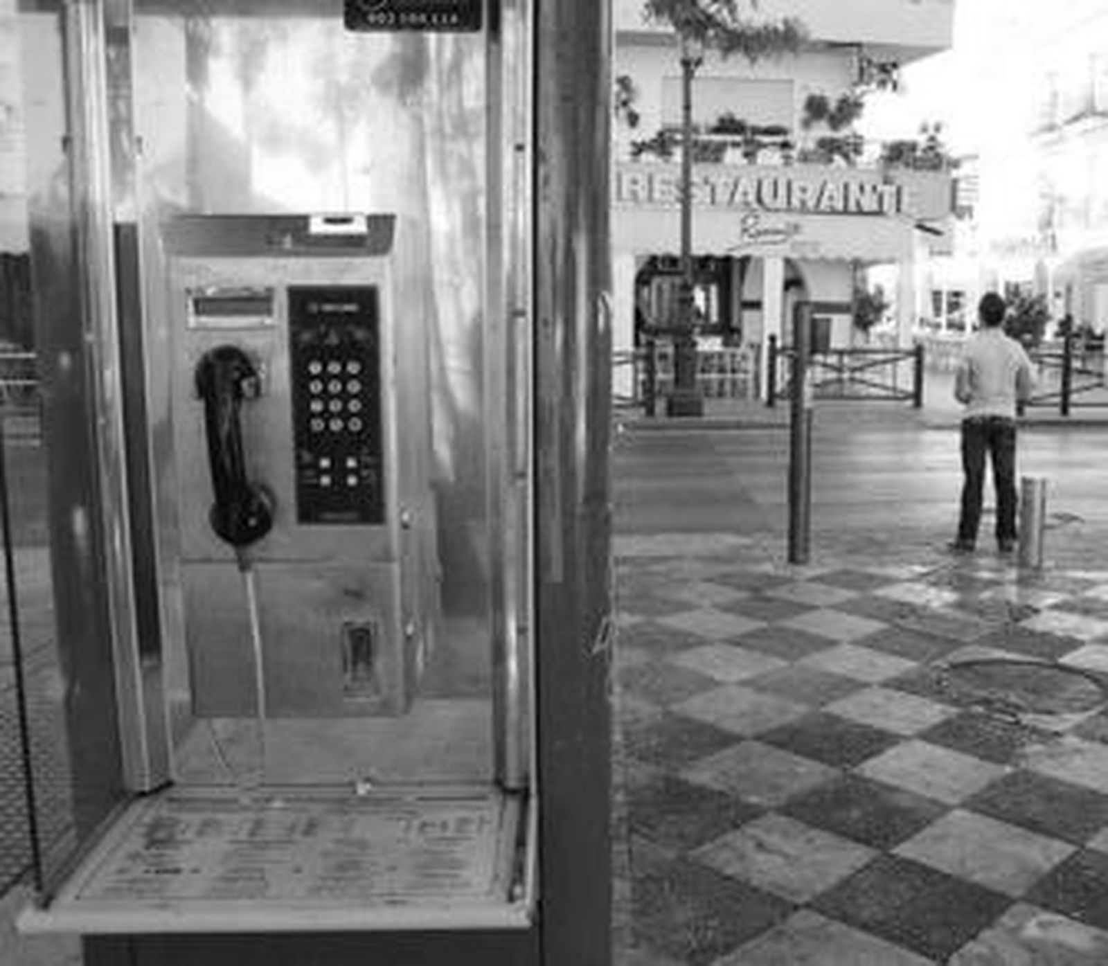 La llamada exigiendo los 10 millones se hizo desde esta cabina de la Ribera del Marisco, en El Puerto.