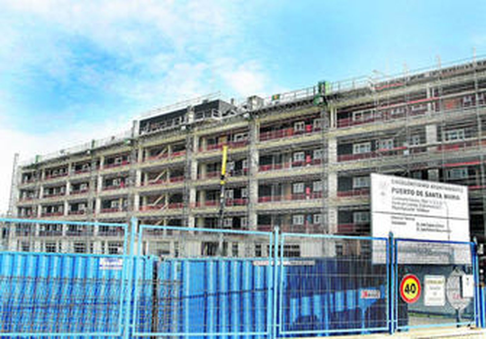 Una imagen tomada ayer del  estado en que se encuentran las obras de construcción del nuevo hotel de apartamentos de Puerto Sherry.