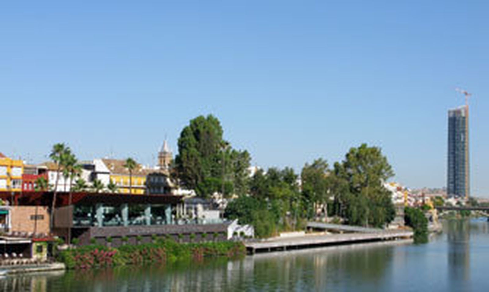 Una gran mezquita junto al río