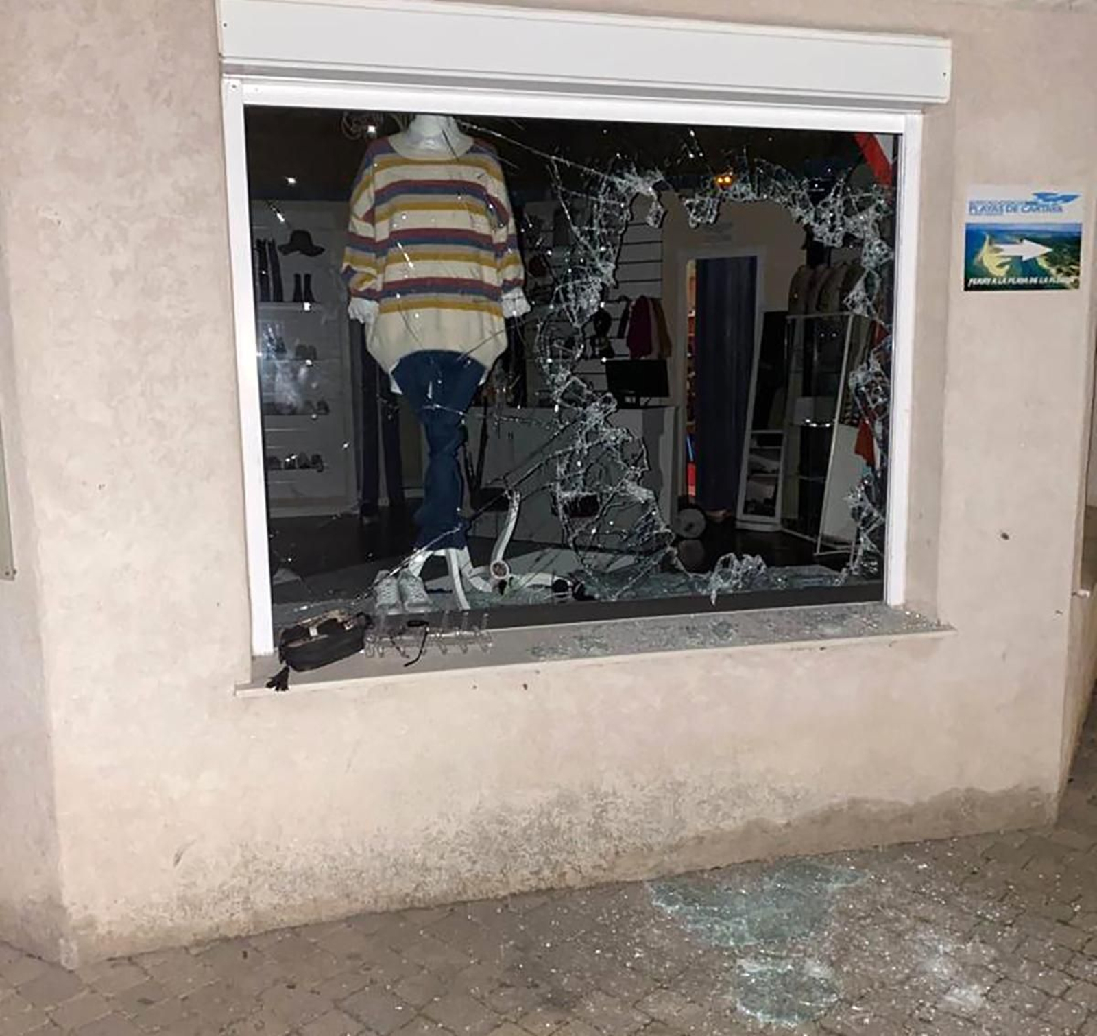 El escaparate dañado de una de las tiendas del centro comercial.