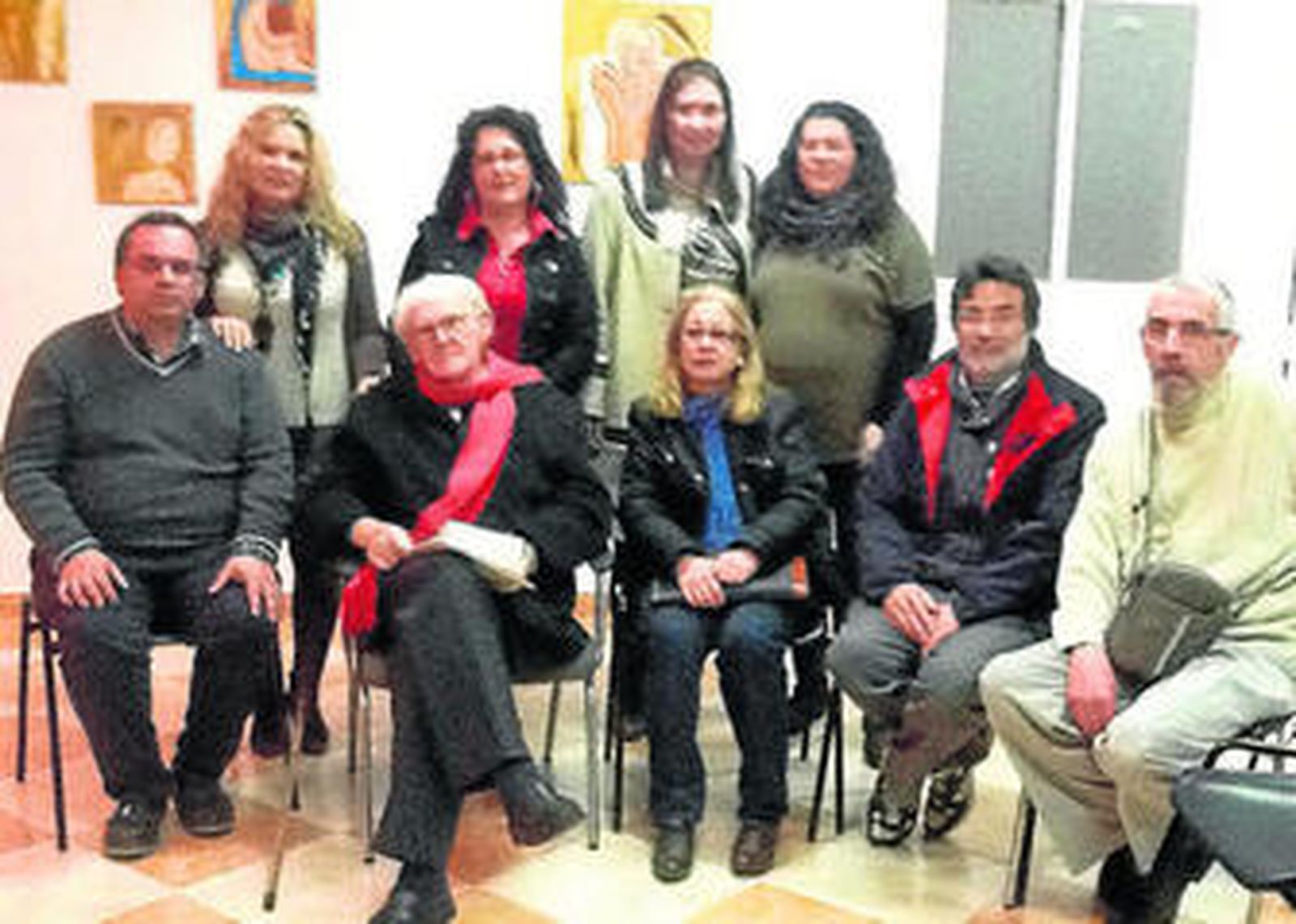 Imagen de la reunión anoche de la agrupación poética en el Ateneo José Román.