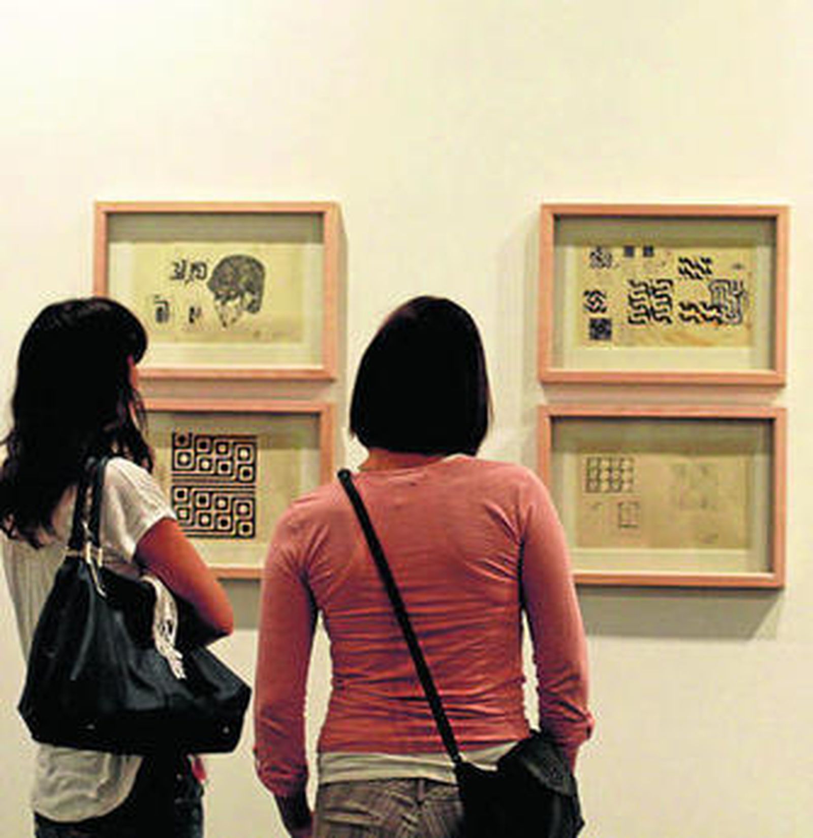 Dos espectadoras de la obra de Barbadillo en el CUC.