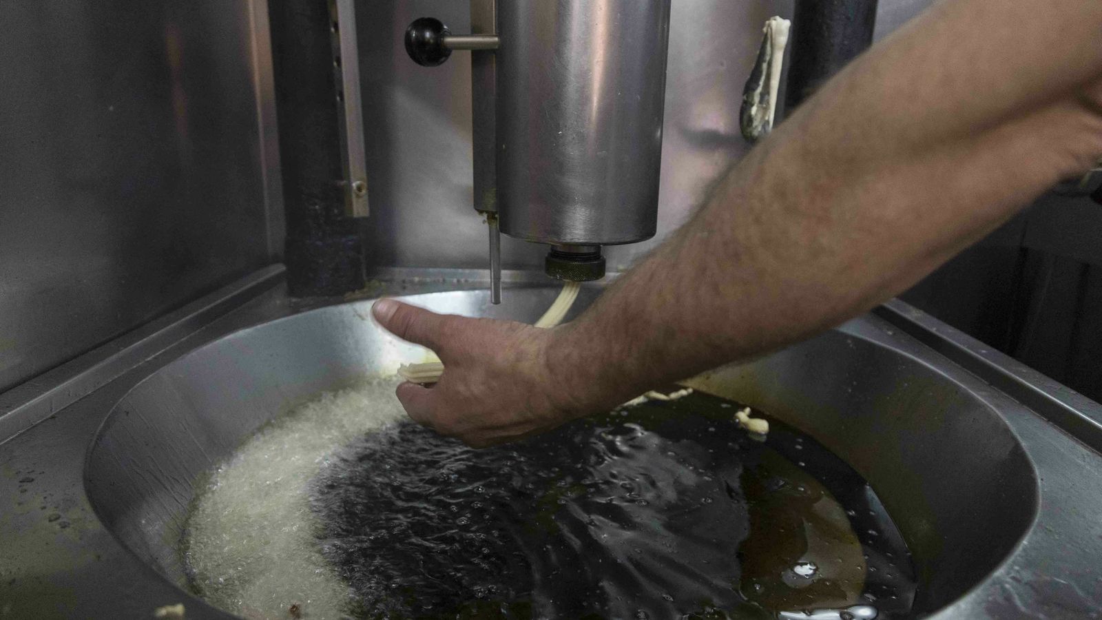 Antonio comenzando a hacer una rueda.