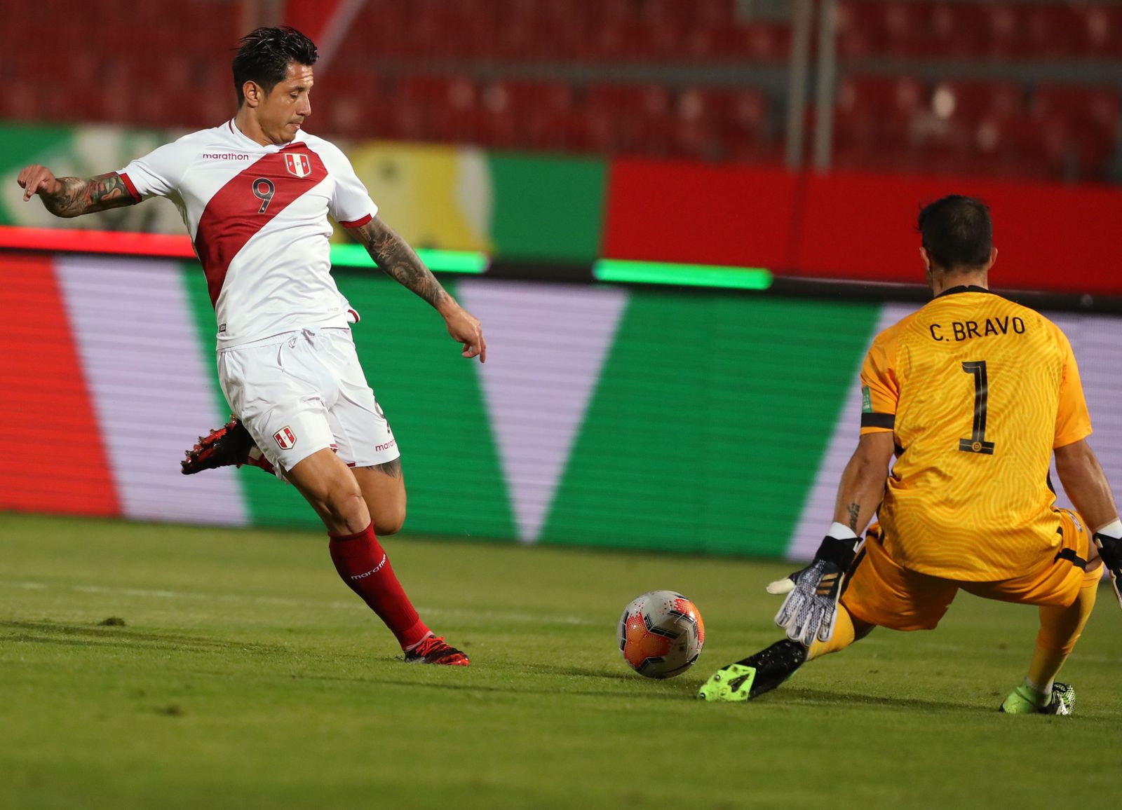 Claudio Bravo aguanta y le gana el mano a mano a Lapadula.