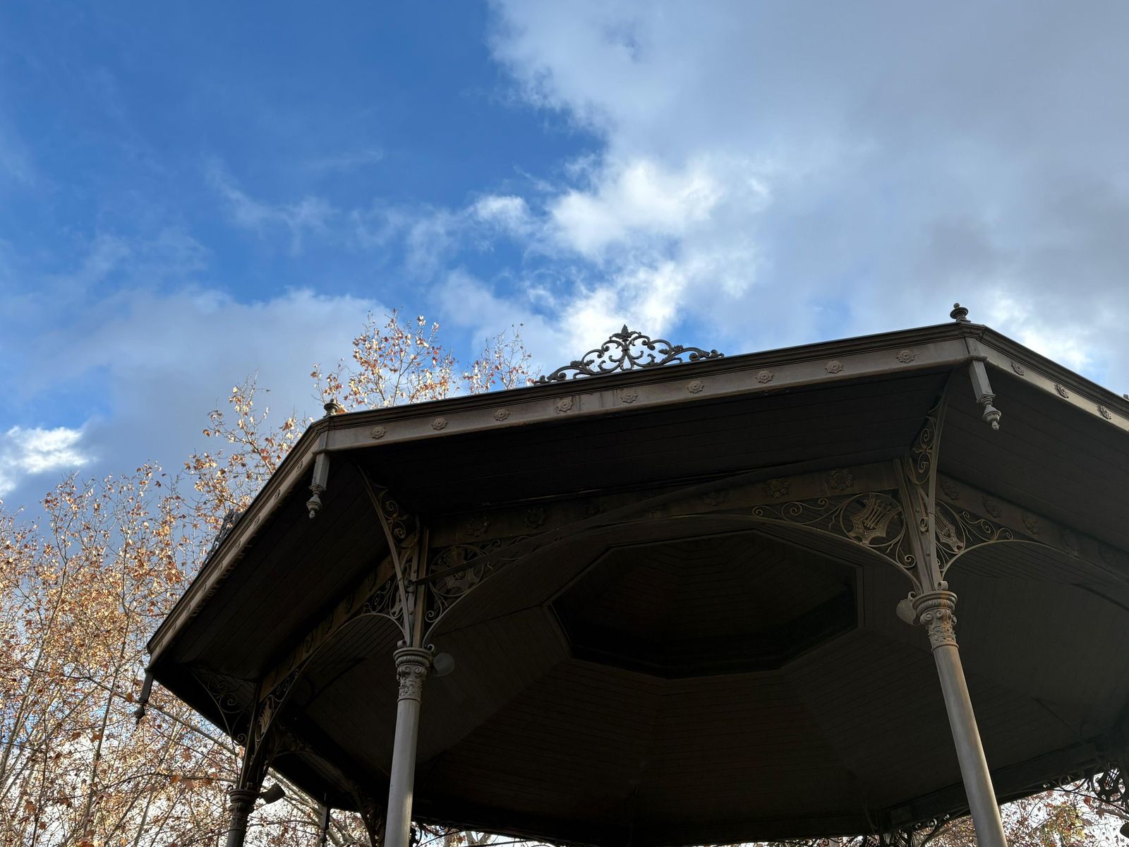 Detalle del techo del templeta instalado en el Paseo del Salón a principios del pasado siglo.