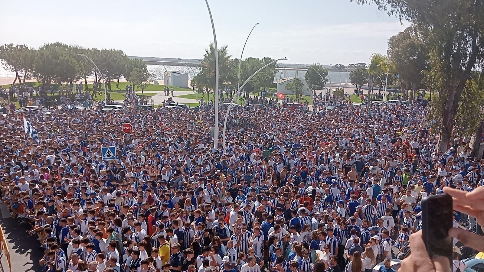 Imágenes del gran ambiente en el Nuevo Colombino en el ascenso del Recre