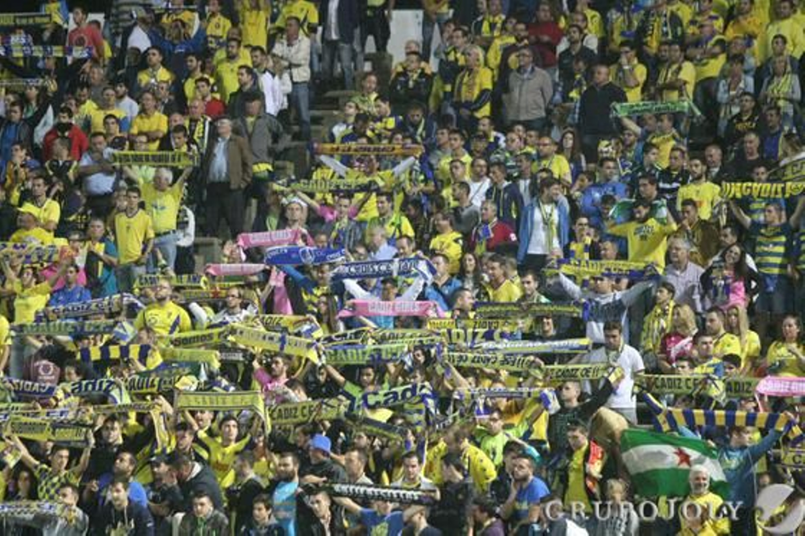 Unos mil cadistas acompañaron a los amarillos en el Municipal. 

Foto: Paco Guerrero